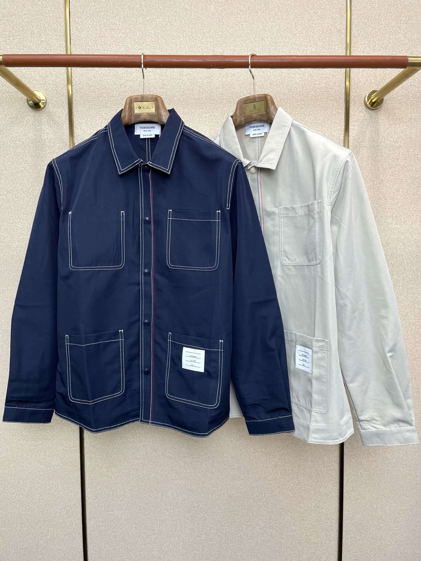 NO:656927,.Thom Browne exclusively provides new original men's snap-button jackets, shirt collar jackets, high-end customization, high-end versions, fashionable and versatile imported fabrics, super soft and delicate to the touch, skin-friendly and comfortable to wear, high-end boutique, exquisite upper body made by the factory, very good, men's essential items, complete with three standards, code number 1-4,,thom browne,jackets & coats,jackets & coats,shirts,alexander wang19860909.Thom Browne汤姆布朗独家专供新款原单男士按扣夹克 衬衫领夹克外套 高端定制 高端版本 时尚百搭爆款进口面料 手感超柔软细腻 穿着亲肤舒适 高端精品 代工厂精细做上身非常赞 男士必备单品 三标齐全 码数1-4,,thom browne,jackets & coats,jackets & coats,shirts,alexander wang,Men's clothing