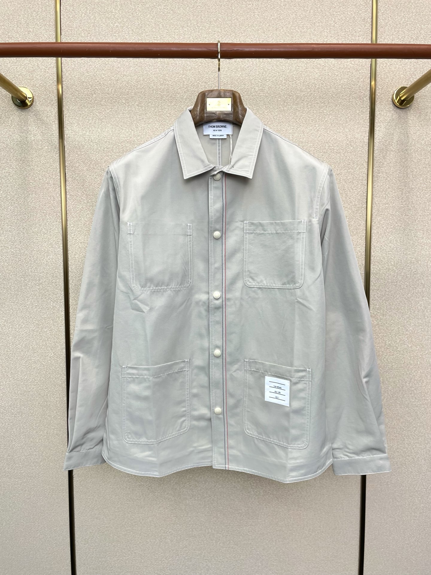 。Thom Browne汤姆布朗💥砸锅卖铁都要上的新款新款原单男士按扣夹克 衬衫领夹克外套 高端定制 高