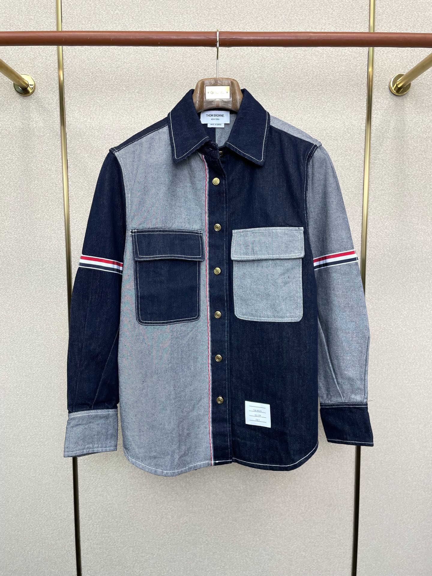 。Thom Browne汤姆布朗💥砸锅卖铁都要上的新款！新款原单男士牛仔外套 经典老钱风三条纹织带臂环排