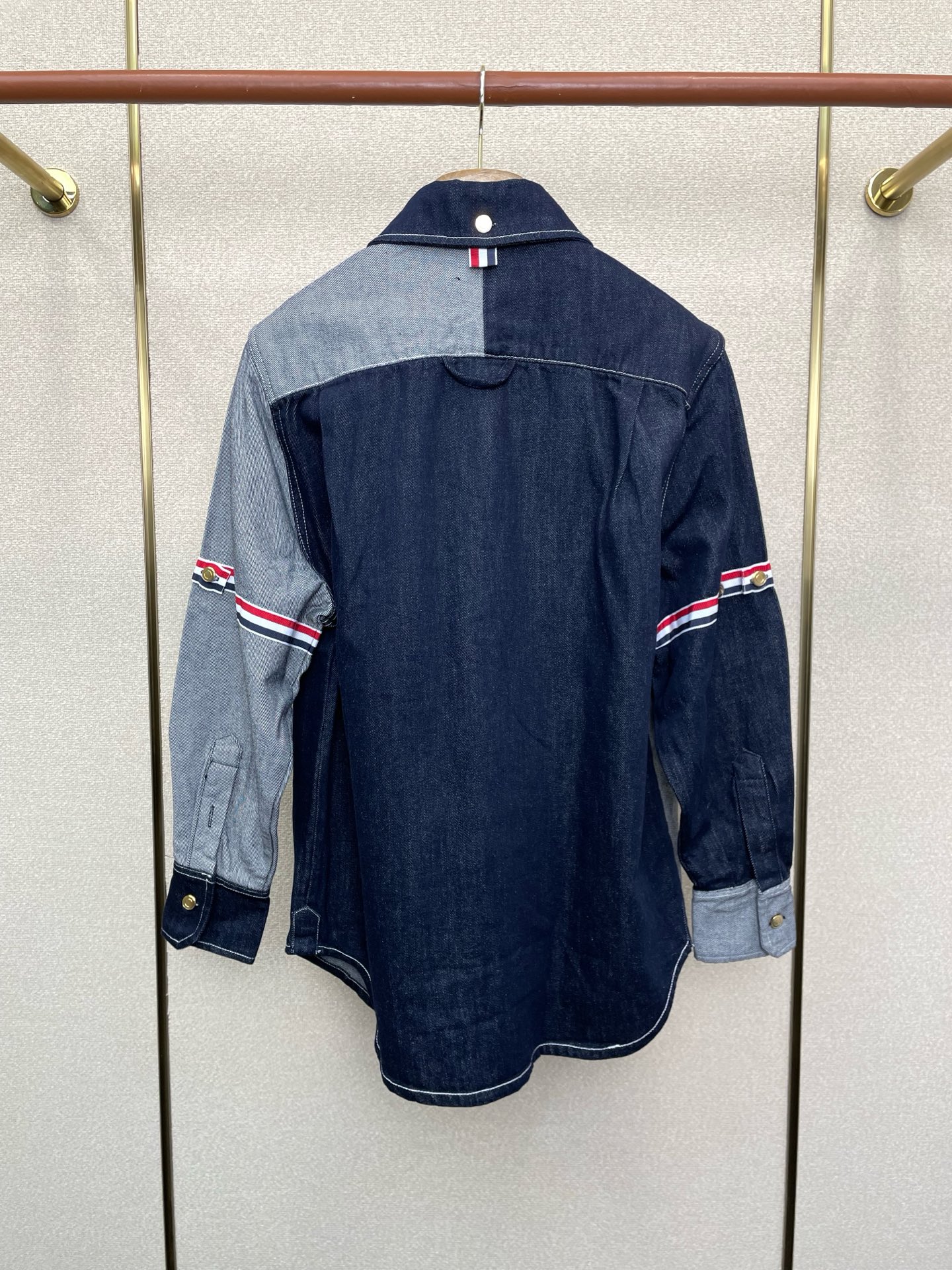 。Thom Browne汤姆布朗💥砸锅卖铁都要上的新款！新款原单男士牛仔外套 经典老钱风三条纹织带臂环排