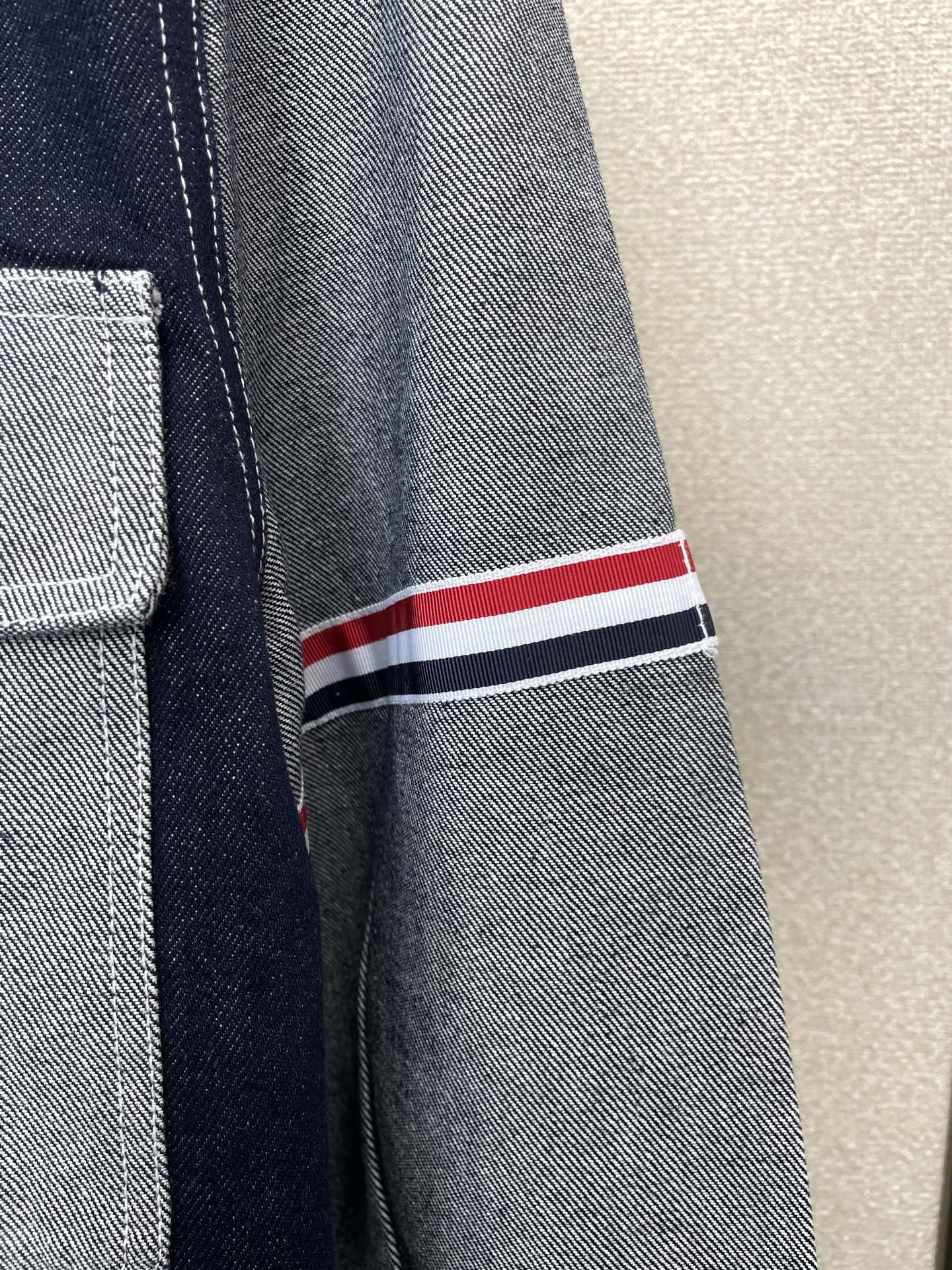 。Thom Browne汤姆布朗💥砸锅卖铁都要上的新款！新款原单男士牛仔外套 经典老钱风三条纹织带臂环排