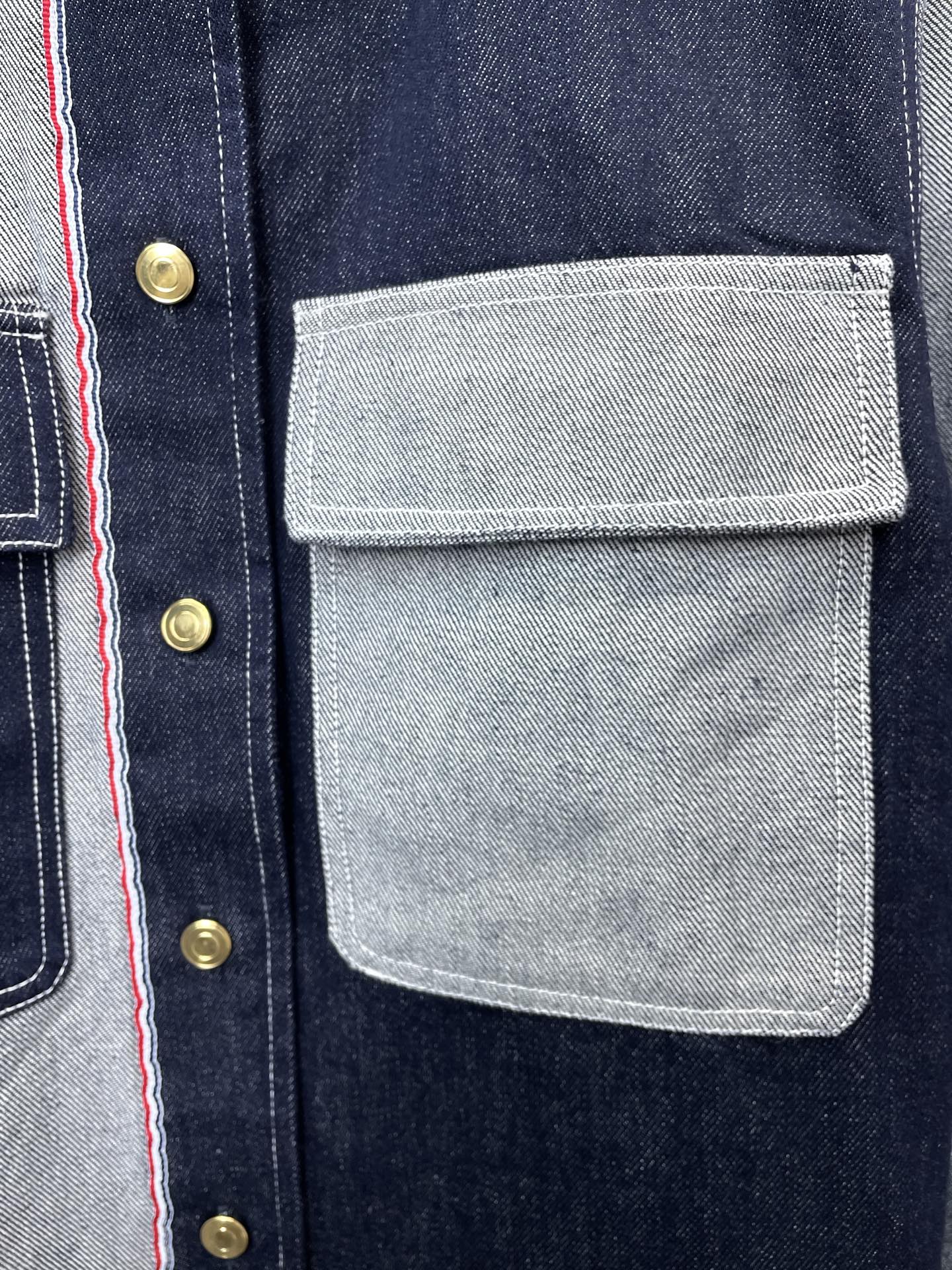 。Thom Browne汤姆布朗💥砸锅卖铁都要上的新款！新款原单男士牛仔外套 经典老钱风三条纹织带臂环排