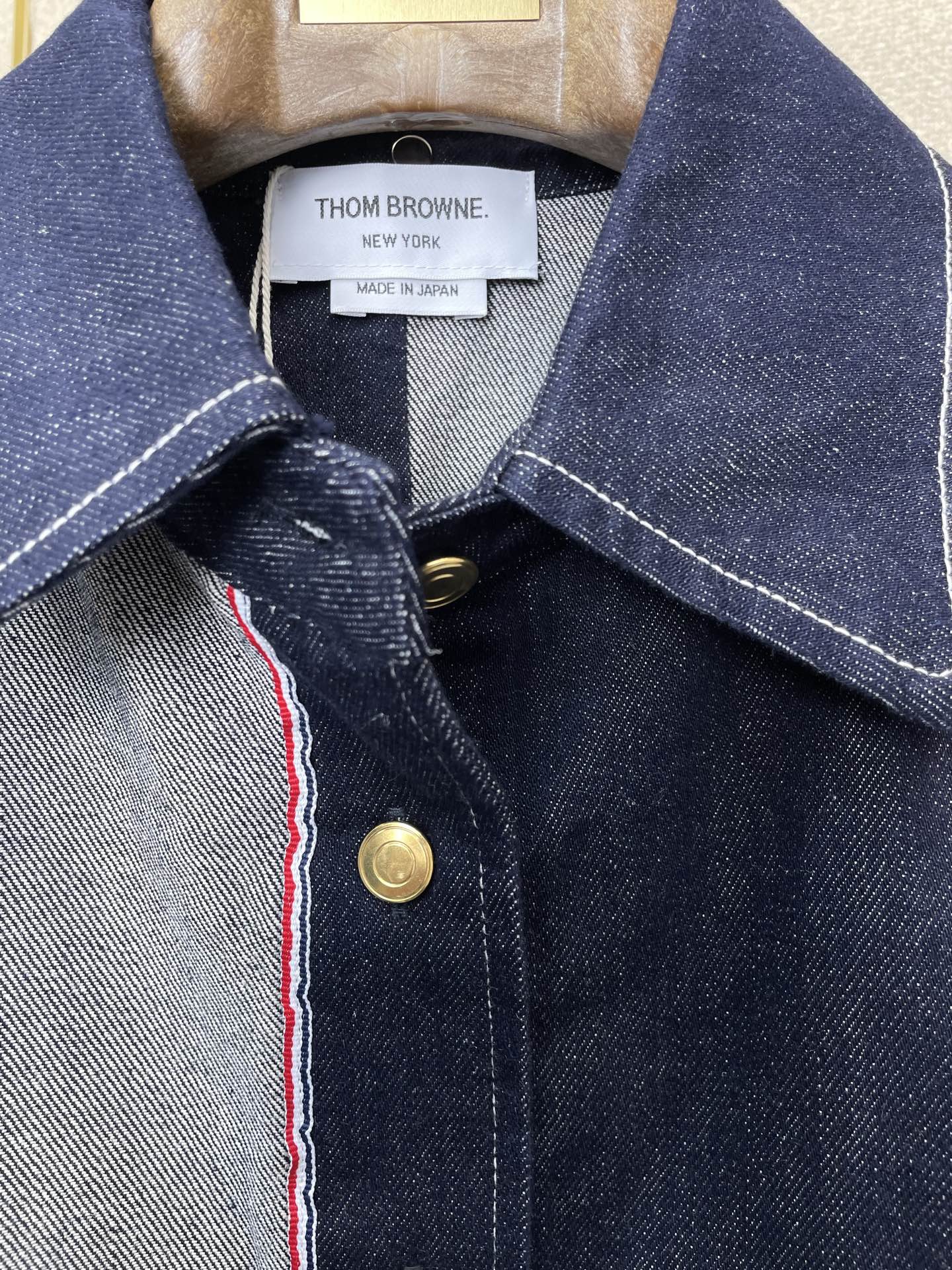 。Thom Browne汤姆布朗💥砸锅卖铁都要上的新款！新款原单男士牛仔外套 经典老钱风三条纹织带臂环排