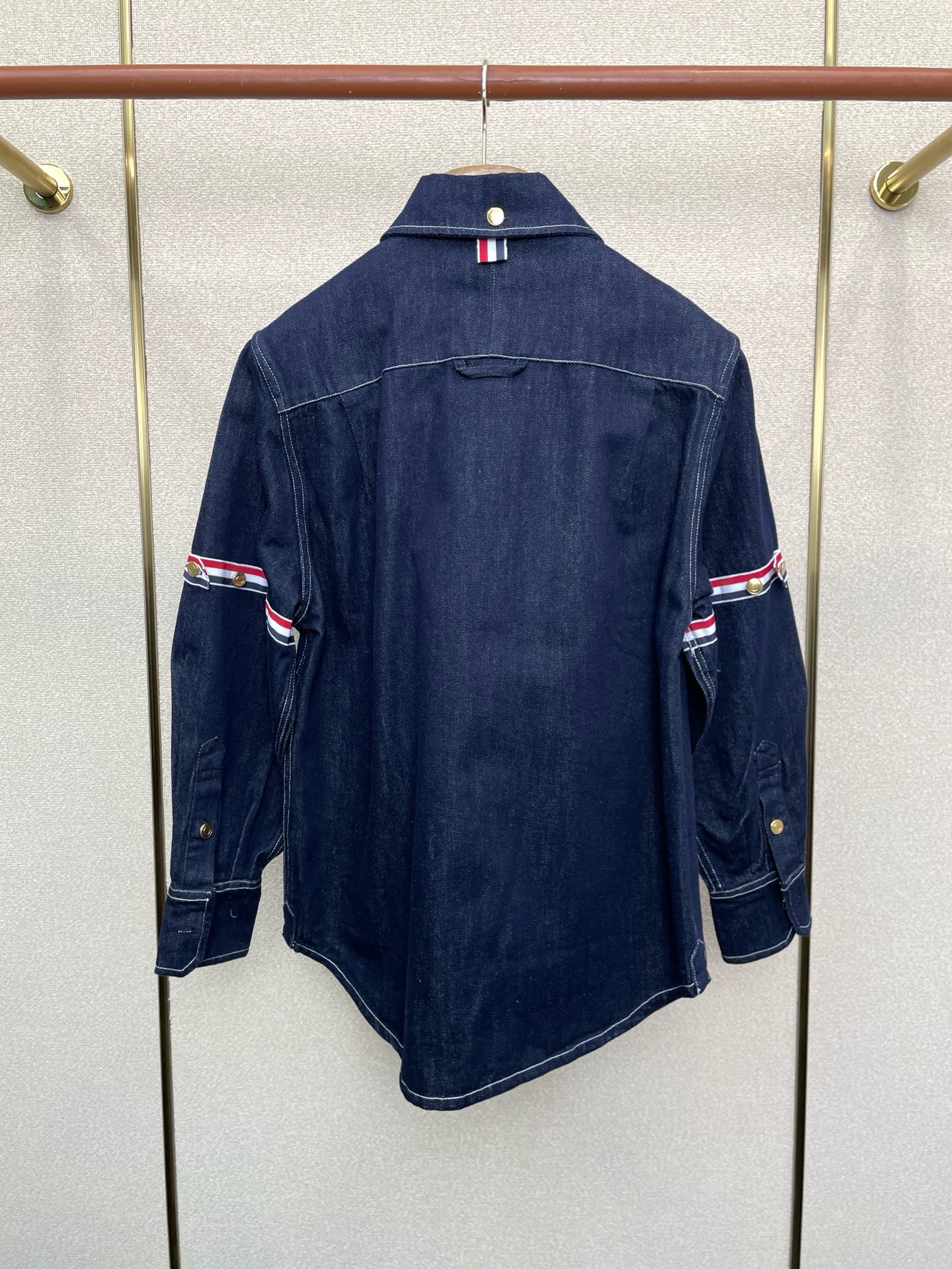 。Thom Browne汤姆布朗💥砸锅卖铁都要上的新款！新款原单男士牛仔外套 经典老钱风三条纹织带臂环排