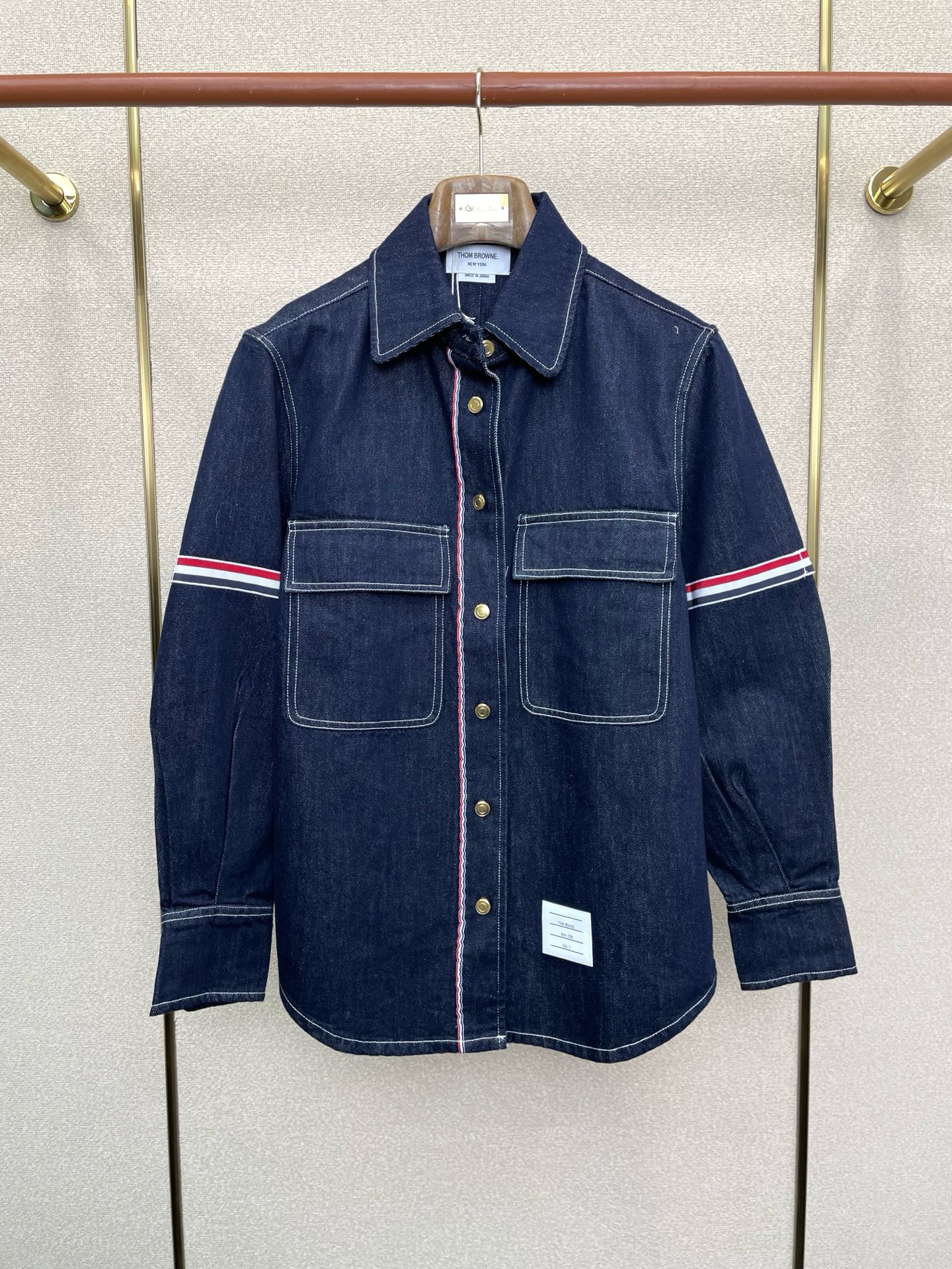 NO:654614,.Thom Browne exclusively offers new original men's denim jackets. Classic old money style three-stripe webbing armbands and buttoned denim jackets. High-end customization. High-end version. Fashionable and versatile imported fabrics. Super soft and delicate feel. Skin-friendly and comfortable to wear. High-end boutique. The upper body is exquisitely made by the factory. Men's must-have items. Complete three standards. Sizes 1-5,,thom browne,jackets & coats,alexander wang19860909.Thom Browne汤姆布朗独家专供新款原单男士牛仔外套 经典老钱风三条纹织带臂环排扣牛仔外套 高端定制 高端版本 时尚百搭爆款进口面料 手感超柔软细腻 穿着亲肤舒适 高端精品 代工厂精细做上身非常赞 男士必备单品 三标齐全 码数1-5,,thom browne,jackets & coats,alexander wang,Men's clothing