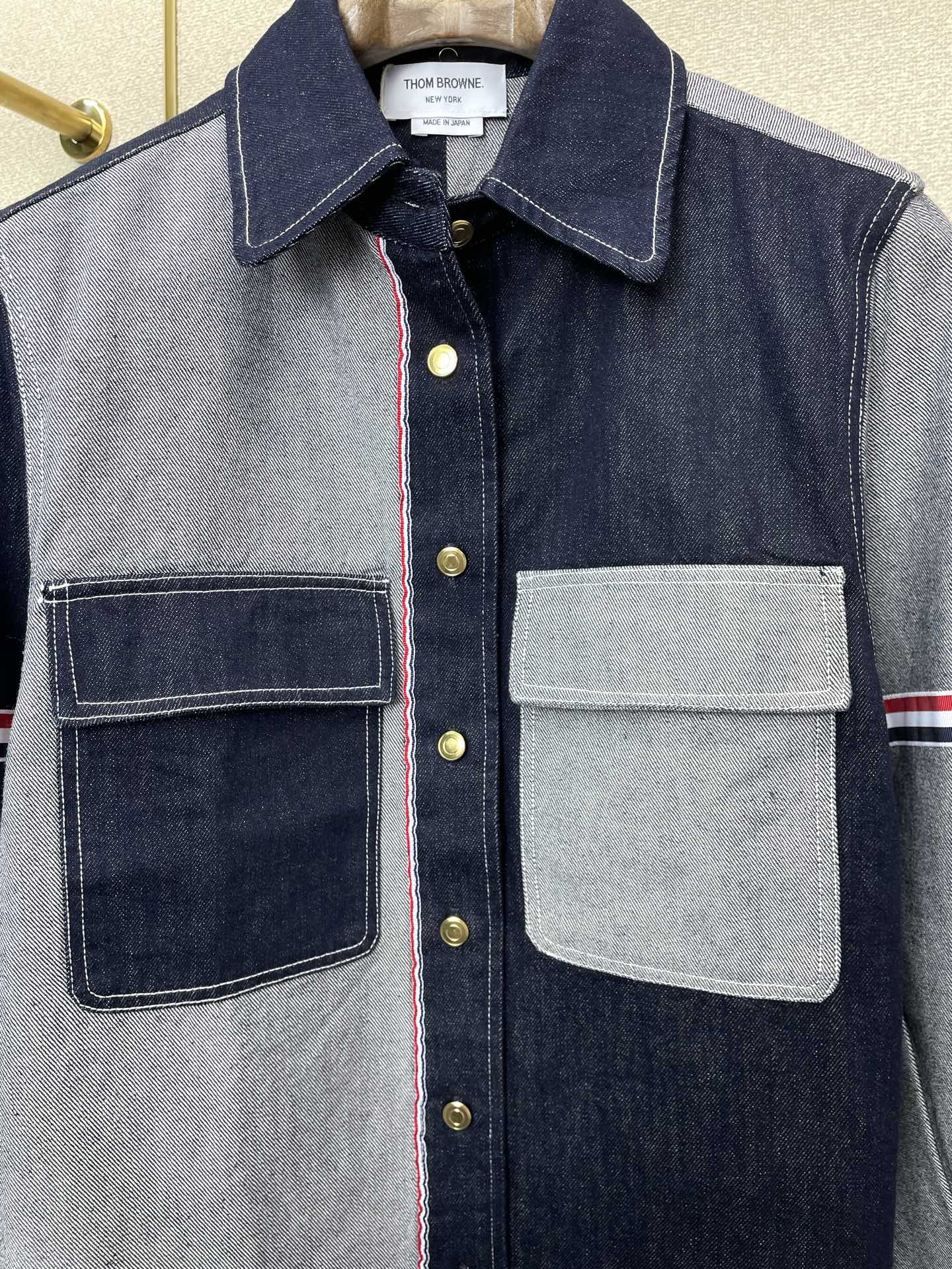 。Thom Browne汤姆布朗💥砸锅卖铁都要上的新款！新款原单男士牛仔外套 经典老钱风三条纹织带臂环排