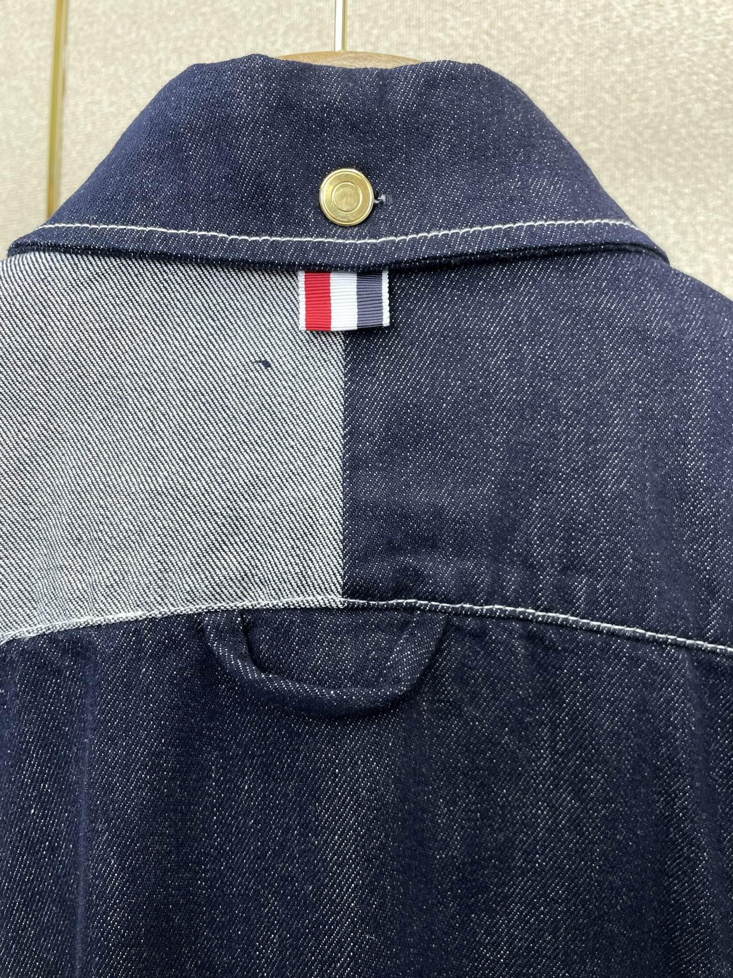 。Thom Browne汤姆布朗💥砸锅卖铁都要上的新款！新款原单男士牛仔外套 经典老钱风三条纹织带臂环排