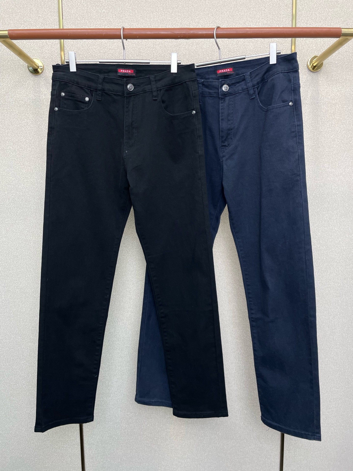 。Prada普拉达💥砸锅卖铁都要上的新款！新款休闲裤 高端版本！专柜定制面料 透气舒适度高，细节无可挑剔