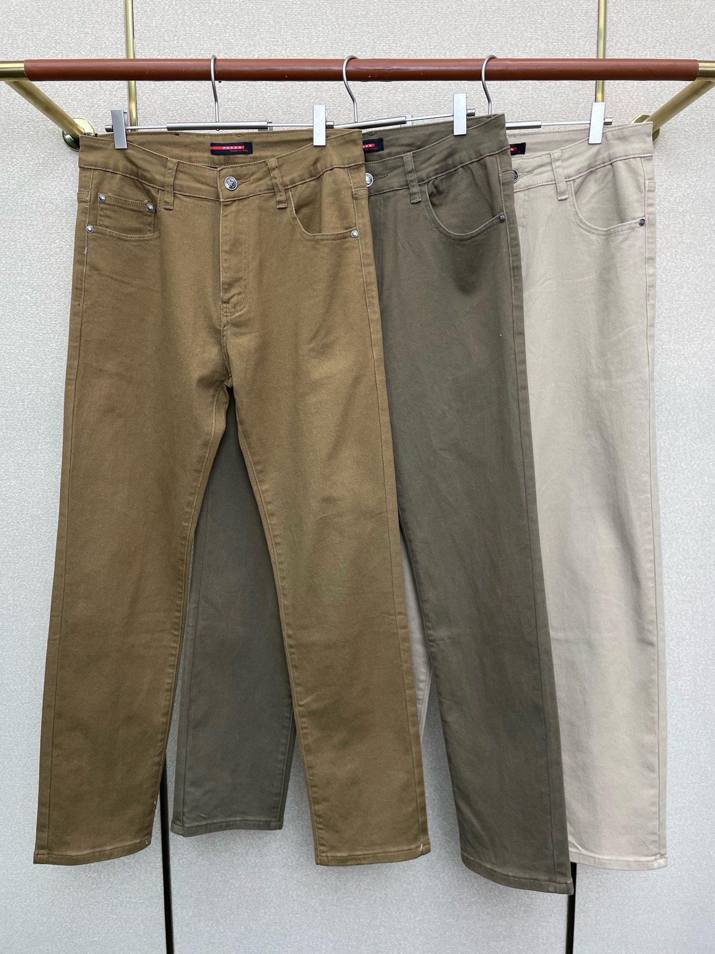 NO:654522,.Prada exclusive new casual pants high-end version!  Custom-made fabrics at the counter are highly breathable and comfortable, with impeccable details and brand element design concepts, reflecting high quality. It feels delicate and soft!  It presents a casual cut and the upper body shape is awesome!  Code number 29-40,,prada,prada,alexander wang19860909.Prada普拉达独家专供新款休闲裤 高端版本！专柜定制面料 透气舒适度高,细节无可挑剔,品牌元素设计理念,体现高品质.手感细腻柔软！呈现休闲裁剪,上身版型超赞！码数29-40,,prada,prada,alexander wang,Men's clothing