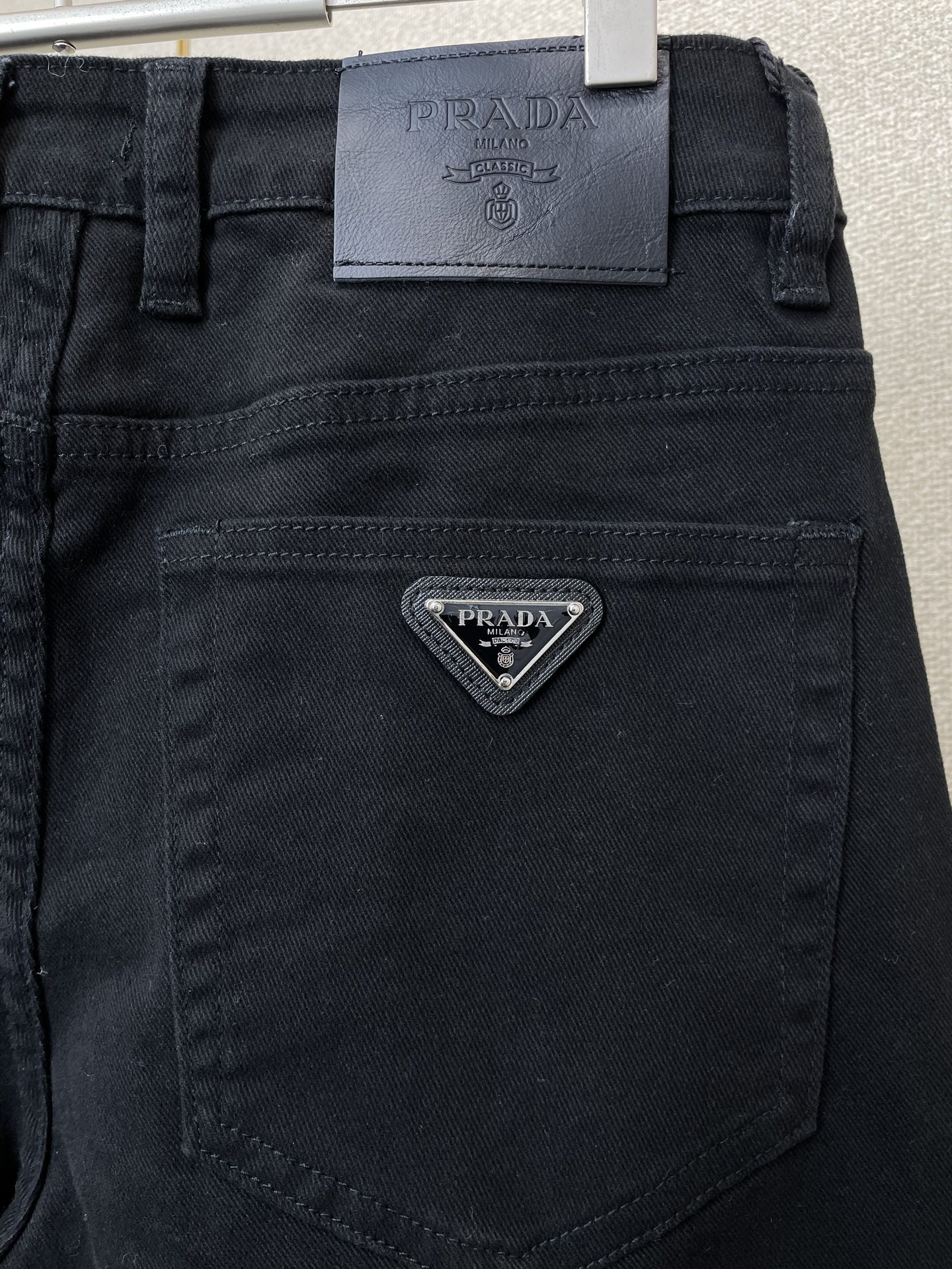 。Prada普拉达💥砸锅卖铁都要上的新款！新款休闲裤 高端版本！专柜定制面料 透气舒适度高，细节无可挑剔