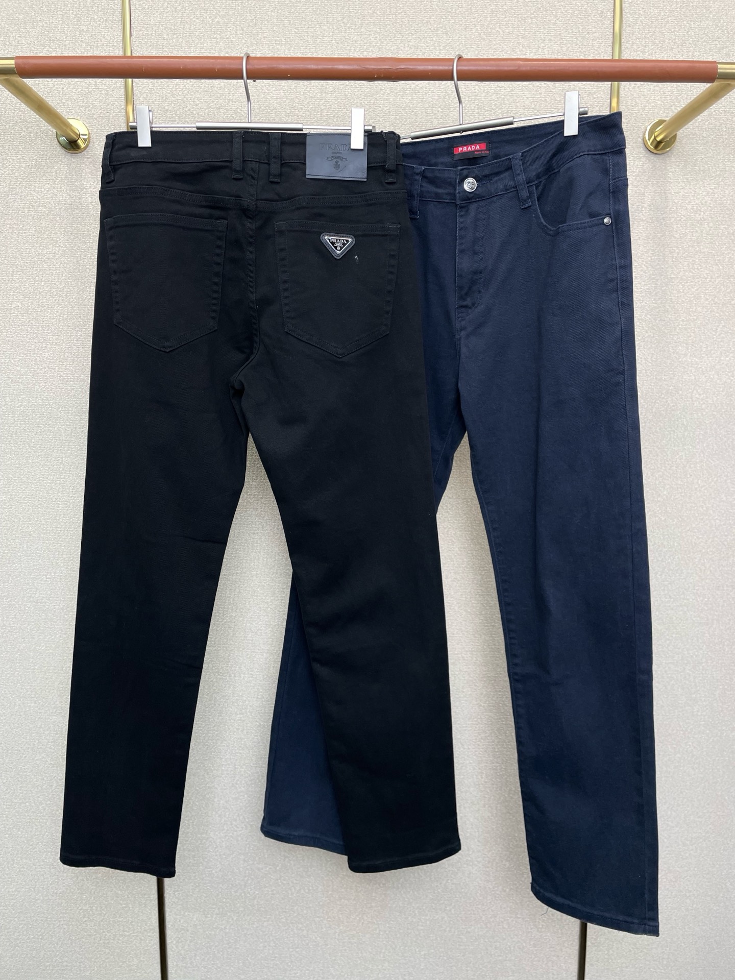 。Prada普拉达💥砸锅卖铁都要上的新款！新款休闲裤 高端版本！专柜定制面料 透气舒适度高，细节无可挑剔