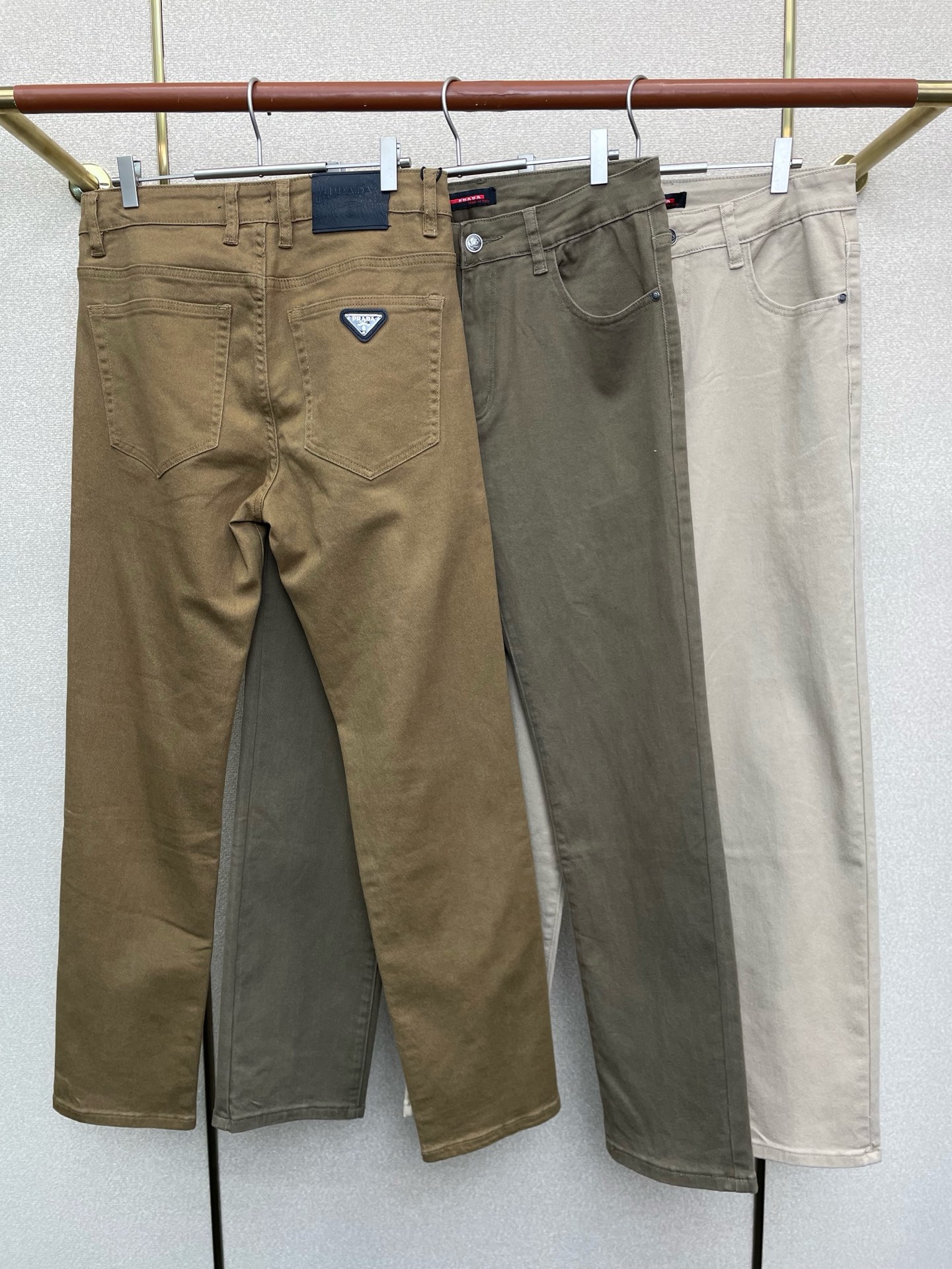 。Prada普拉达💥砸锅卖铁都要上的新款！新款休闲裤 高端版本！专柜定制面料 透气舒适度高，细节无可挑剔