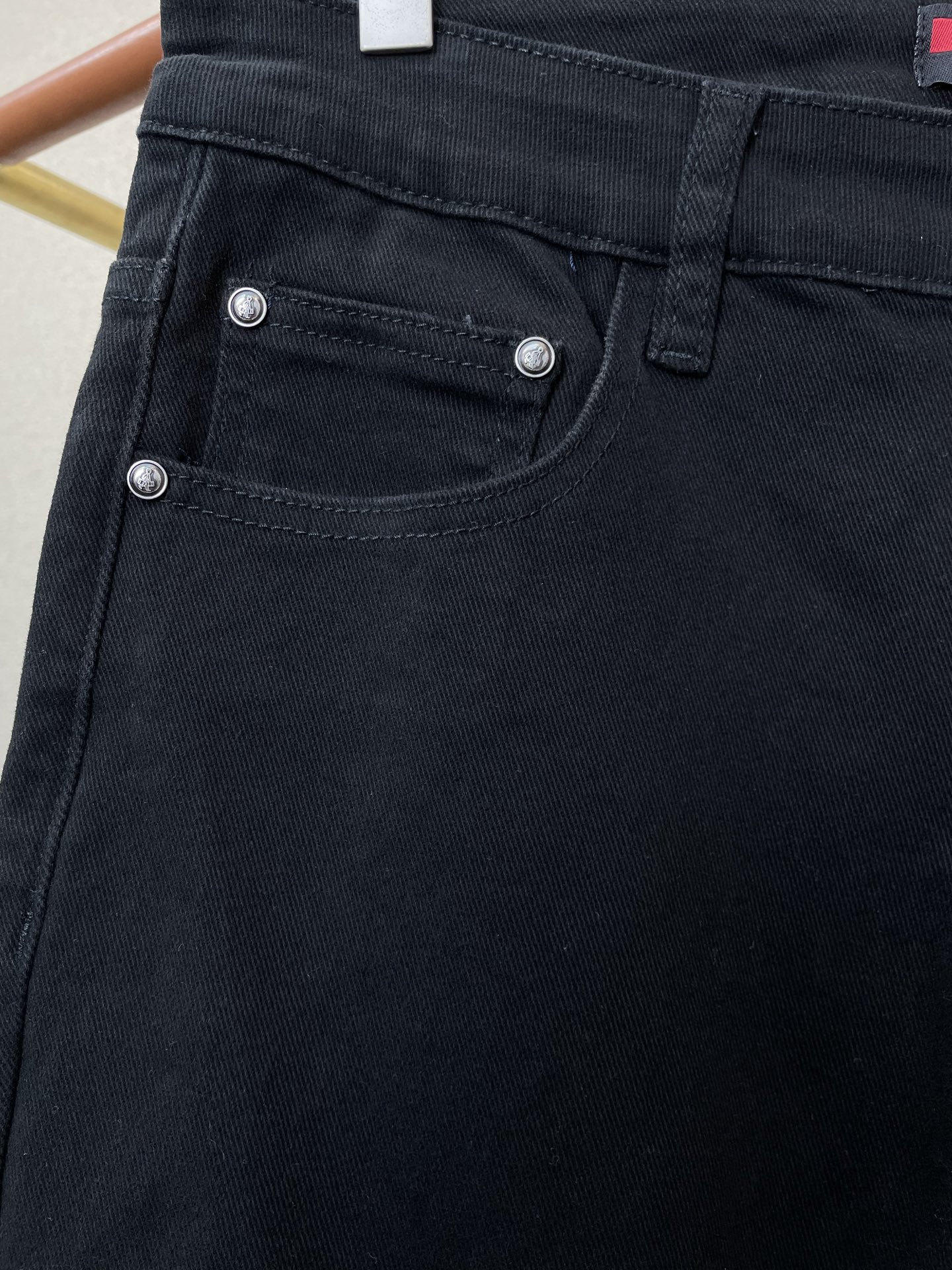 。Prada普拉达💥砸锅卖铁都要上的新款！新款休闲裤 高端版本！专柜定制面料 透气舒适度高，细节无可挑剔