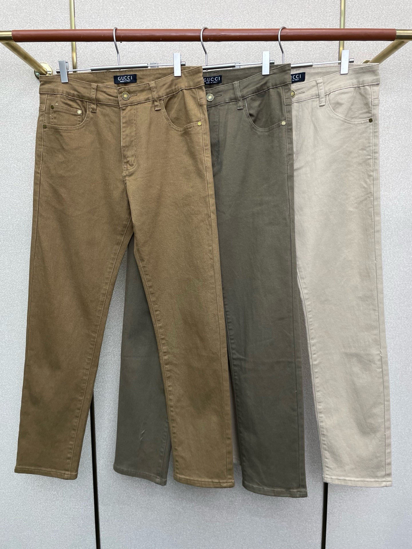 NO:654554,.Gucci Gucci exclusive new casual pants high-end version!  Custom-made fabrics at the counter are highly breathable and comfortable, with impeccable details and brand element design concepts, reflecting high quality. It feels delicate and soft!  It presents a casual cut and the upper body shape is awesome!  Size 29-40,,gucci,gucci,alexander wang19860909.Gucci古驰独家专供新款休闲裤 高端版本！专柜定制面料 透气舒适度高,细节无可挑剔,品牌元素设计理念,体现高品质.手感细腻柔软！呈现休闲裁剪,上身版型超赞！码数29-40,,gucci,gucci,alexander wang,Men's clothing