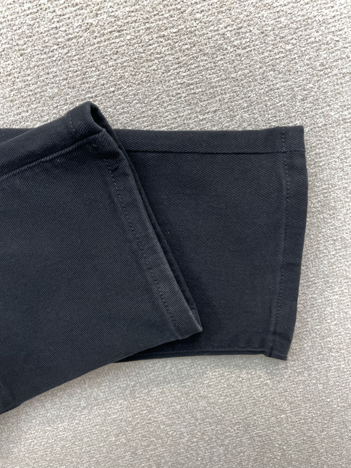 。Gucci古驰💥砸锅卖铁都要上的新款！新款休闲裤 高端版本！专柜定制面料 透气舒适度高，细节无可挑剔，