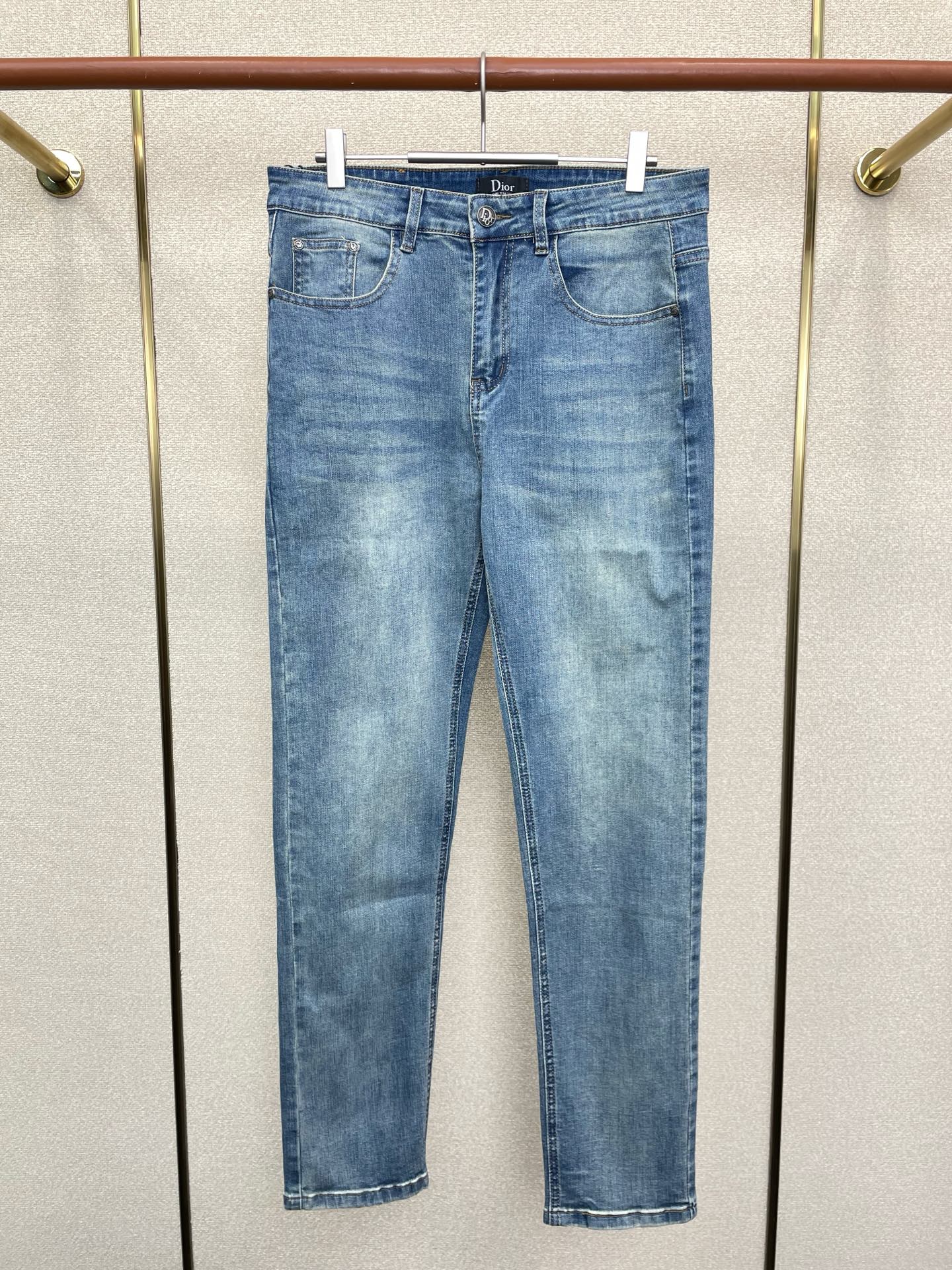 NO:654533,.Dior exclusive new casual jeans high-end version!  Custom-made fabrics at the counter are highly breathable and comfortable, with impeccable details and brand element design concepts, reflecting high quality. It feels delicate and soft!  It presents a casual cut and the upper body shape is awesome!  Code number 29-40,,dior,dior,jeans,alexander wang19860909.Dior迪奥独家专供新款休闲牛仔裤 高端版本！专柜定制面料 透气舒适度高,细节无可挑剔,品牌元素设计理念,体现高品质.手感细腻柔软！呈现休闲裁剪,上身版型超赞！码数29-40,,dior,dior,jeans,alexander wang,Men's clothing