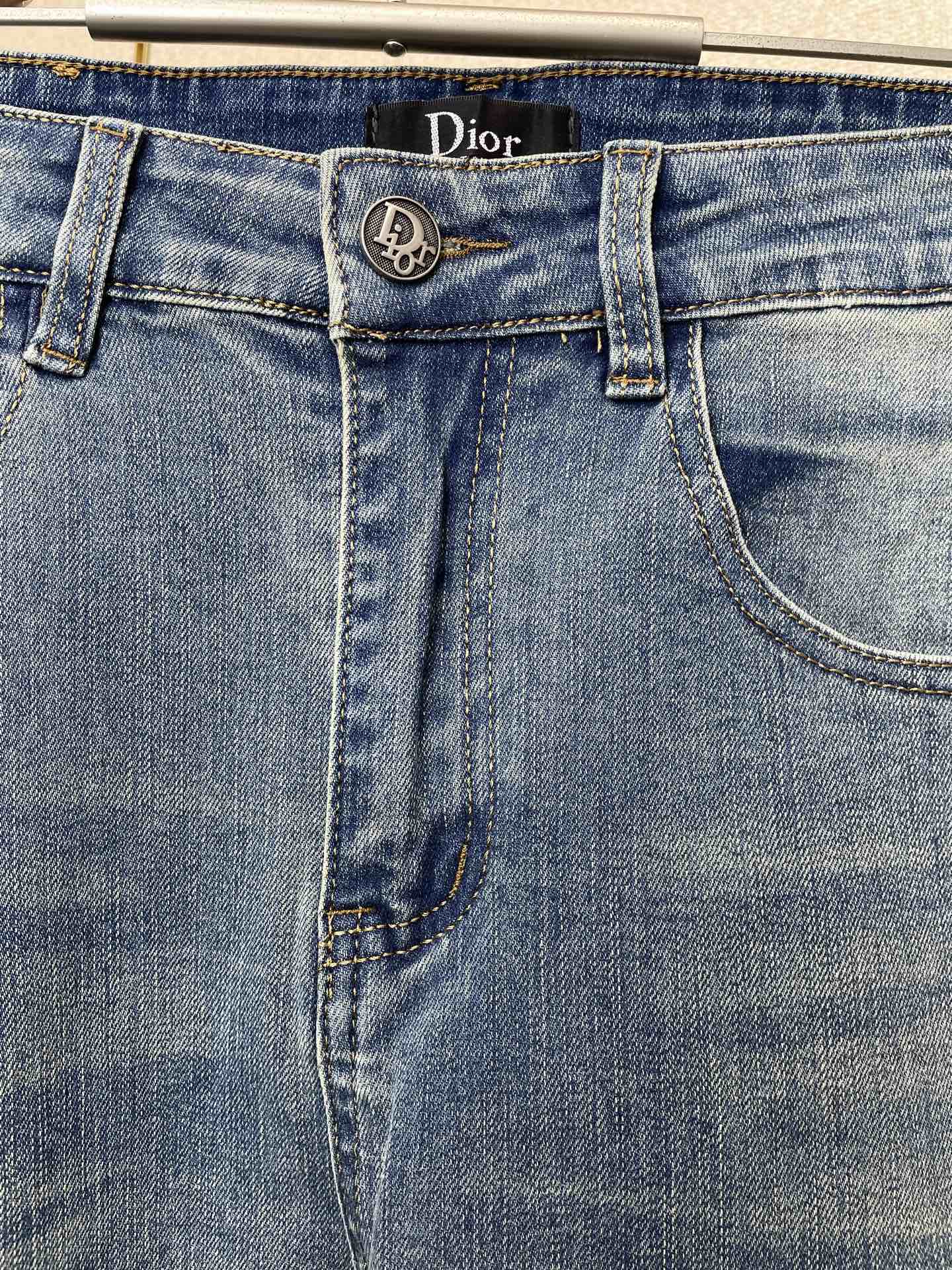 。Dior迪奥💥砸锅卖铁都要上的新款！新款休闲牛仔裤👖 高端版本！专柜定制面料 透气舒适度高，细节无可挑