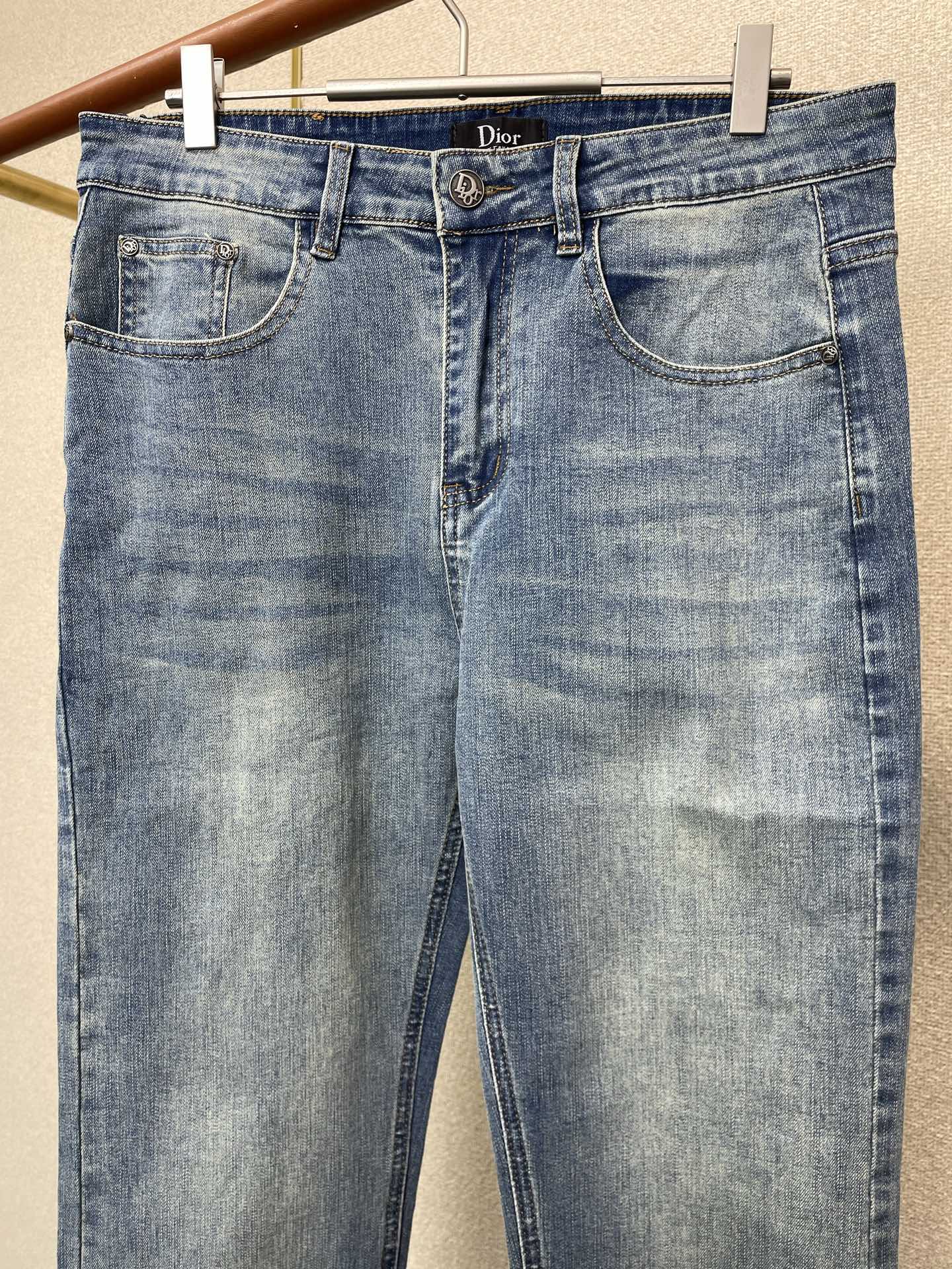 。Dior迪奥💥砸锅卖铁都要上的新款！新款休闲牛仔裤👖 高端版本！专柜定制面料 透气舒适度高，细节无可挑