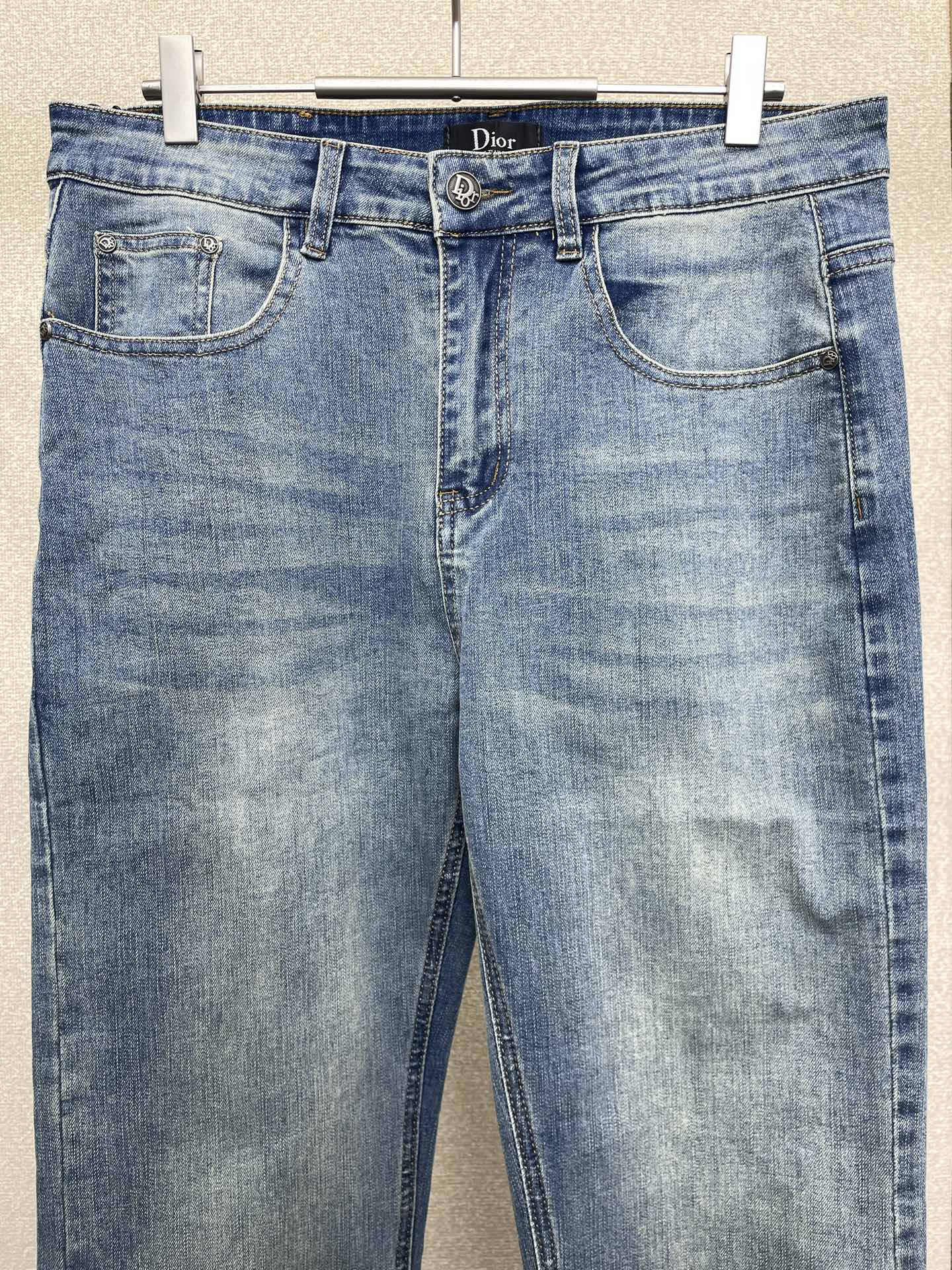 。Dior迪奥💥砸锅卖铁都要上的新款！新款休闲牛仔裤👖 高端版本！专柜定制面料 透气舒适度高，细节无可挑