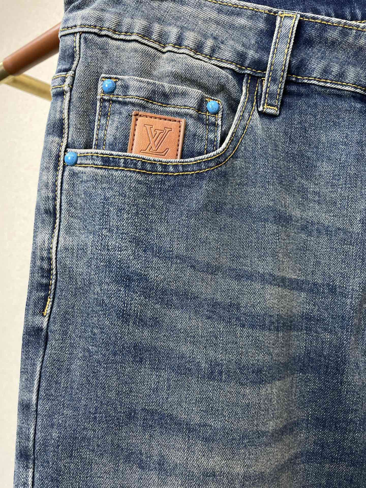 。Louis Vuitton路易威登💥砸锅卖铁都要上的新款！新款休闲牛仔裤👖 高端版本！专柜定制面料 透