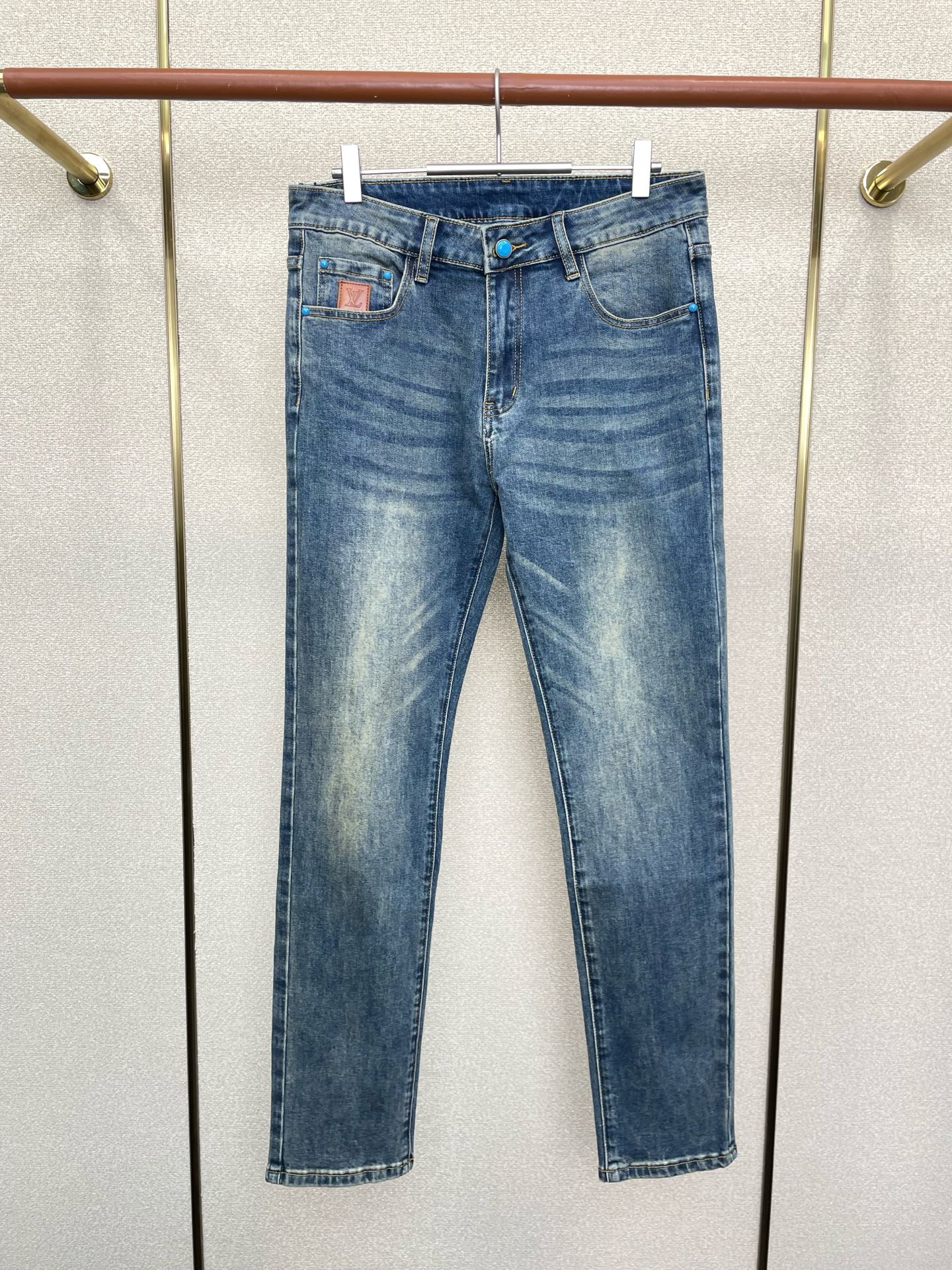 NO:654509,.Louis Vuitton Louis Vuitton exclusive new casual jeans high-end version!  Custom-made fabrics at the counter are highly breathable and comfortable, with impeccable details and brand element design concepts, reflecting high quality. It feels delicate and soft!  It presents a casual cut and the upper body shape is awesome!  Code number 29-40,,louis vuitton,louis vuitton,jeans,alexander wang19860909.Louis Vuitton路易威登独家专供新款休闲牛仔裤 高端版本！专柜定制面料 透气舒适度高,细节无可挑剔,品牌元素设计理念,体现高品质.手感细腻柔软！呈现休闲裁剪,上身版型超赞！码数29-40,,louis vuitton,louis vuitton,jeans,alexander wang,Men's clothing