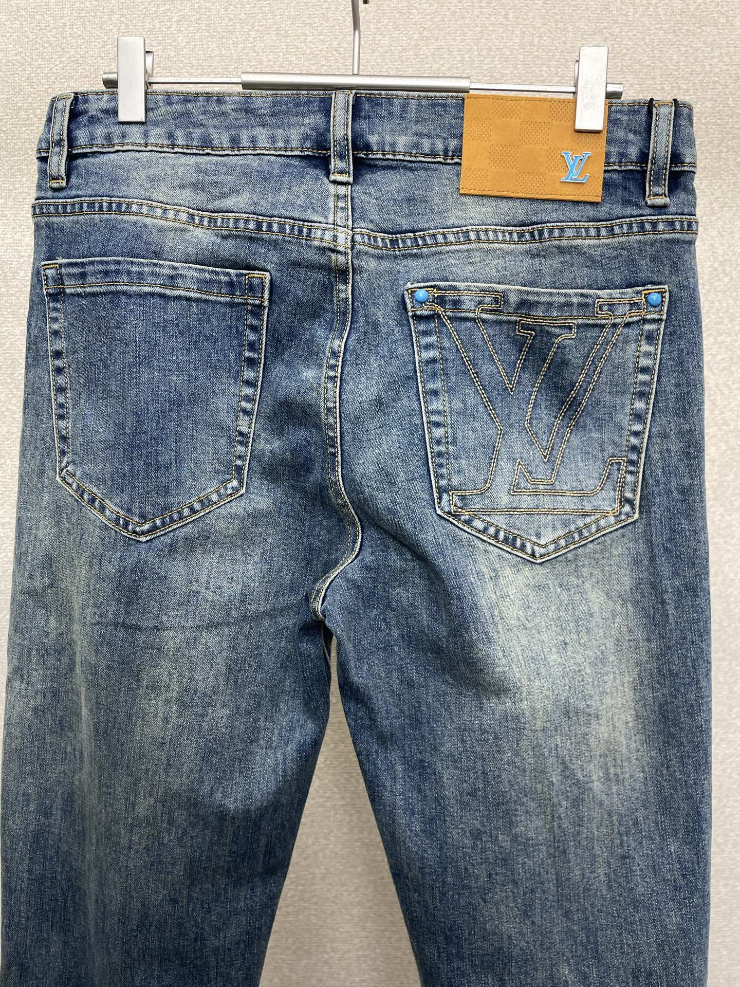 。Louis Vuitton路易威登💥砸锅卖铁都要上的新款！新款休闲牛仔裤👖 高端版本！专柜定制面料 透