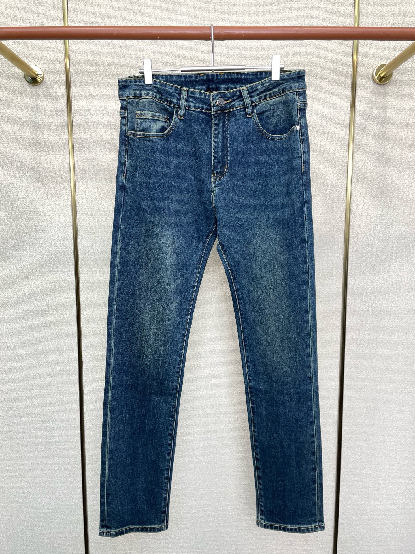 NO:654490,.TOM FORD Tom Ford exclusively provides new casual jeans, high-end version!  Custom-made fabrics at the counter are highly breathable and comfortable, with impeccable details and brand element design concepts, reflecting high quality. It feels delicate and soft!  It presents a casual cut and the upper body shape is awesome!  Code number 29-40,,tom ford,jeans,alexander wang19860909.TOM FORD汤姆福特独家专供新款休闲牛仔裤 高端版本！专柜定制面料 透气舒适度高,细节无可挑剔,品牌元素设计理念,体现高品质.手感细腻柔软！呈现休闲裁剪,上身版型超赞！码数29-40,,tom ford,jeans,alexander wang,Men's clothing