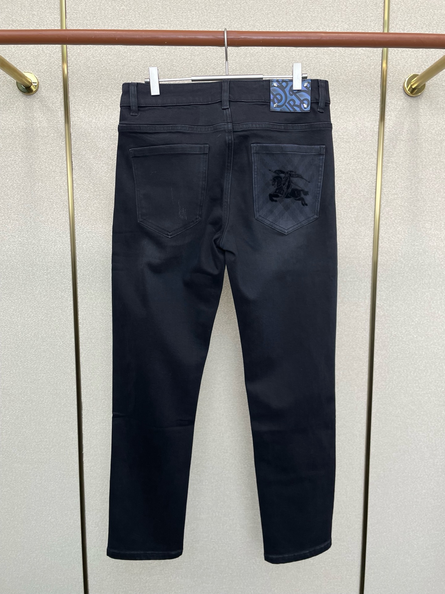 。Burberry巴宝莉💥砸锅卖铁都要上的新款！新款休闲牛仔裤👖 高端版本！专柜定制面料 透气舒适度高，