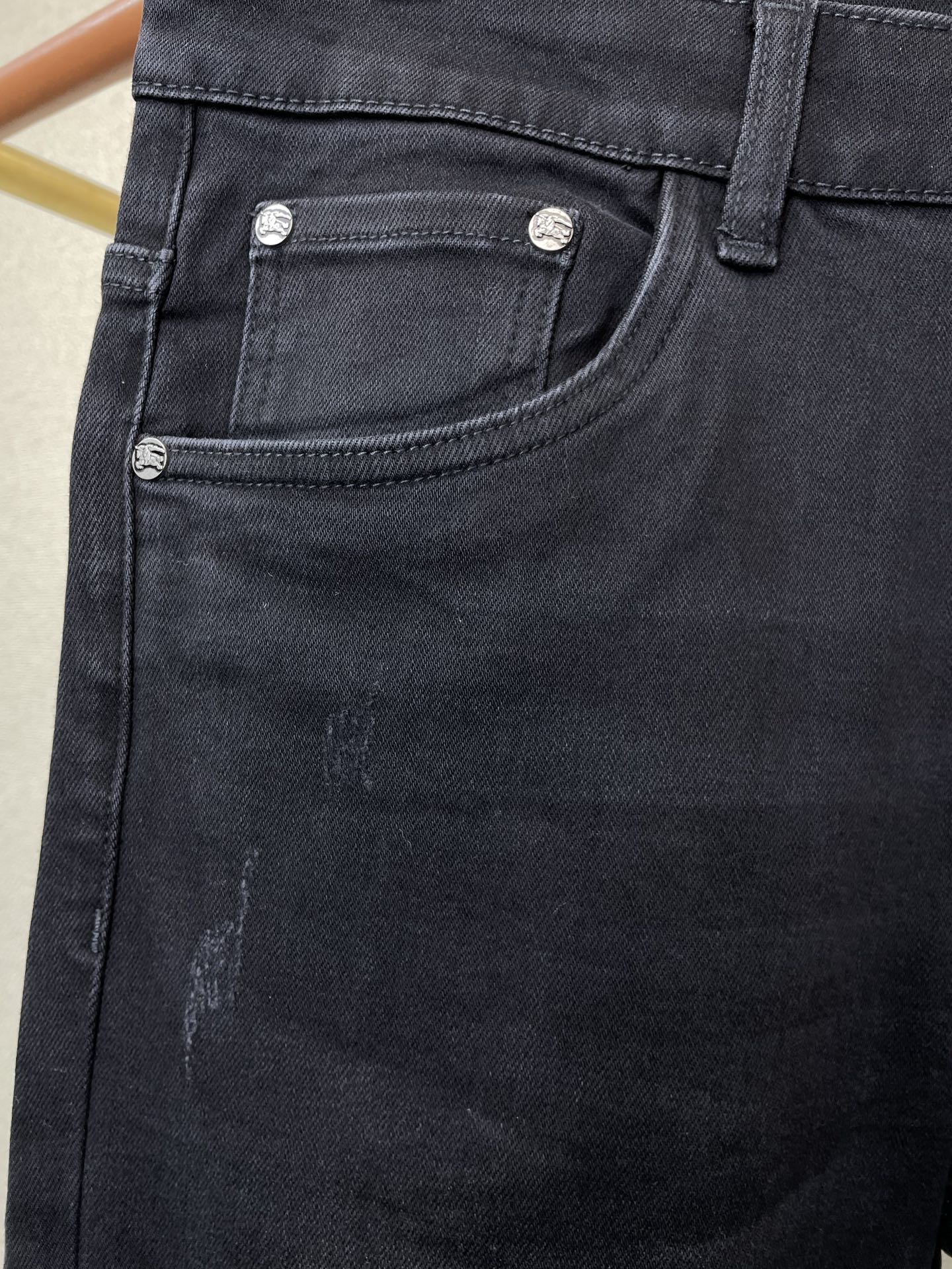 。Burberry巴宝莉💥砸锅卖铁都要上的新款！新款休闲牛仔裤👖 高端版本！专柜定制面料 透气舒适度高，