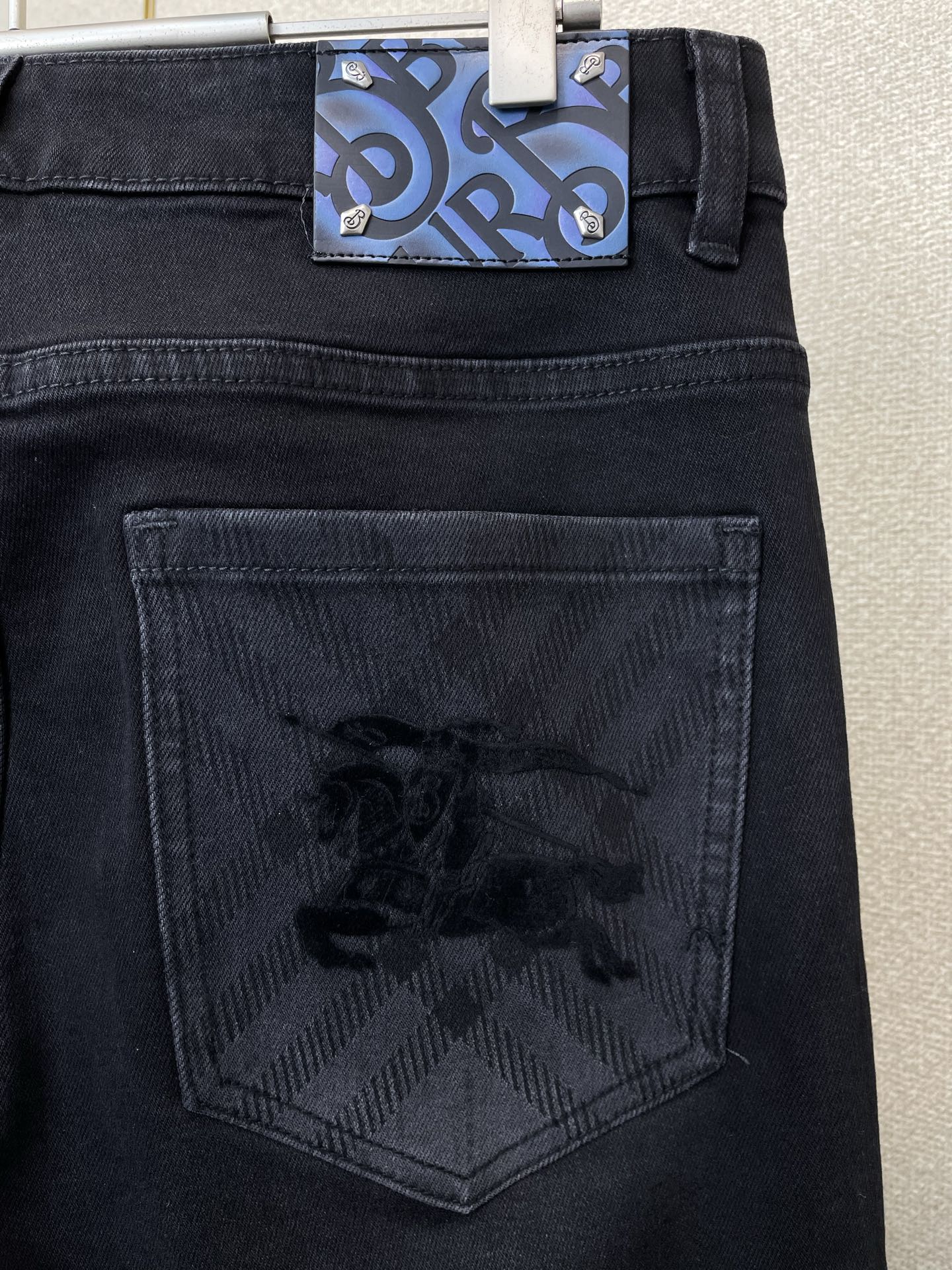 。Burberry巴宝莉💥砸锅卖铁都要上的新款！新款休闲牛仔裤👖 高端版本！专柜定制面料 透气舒适度高，