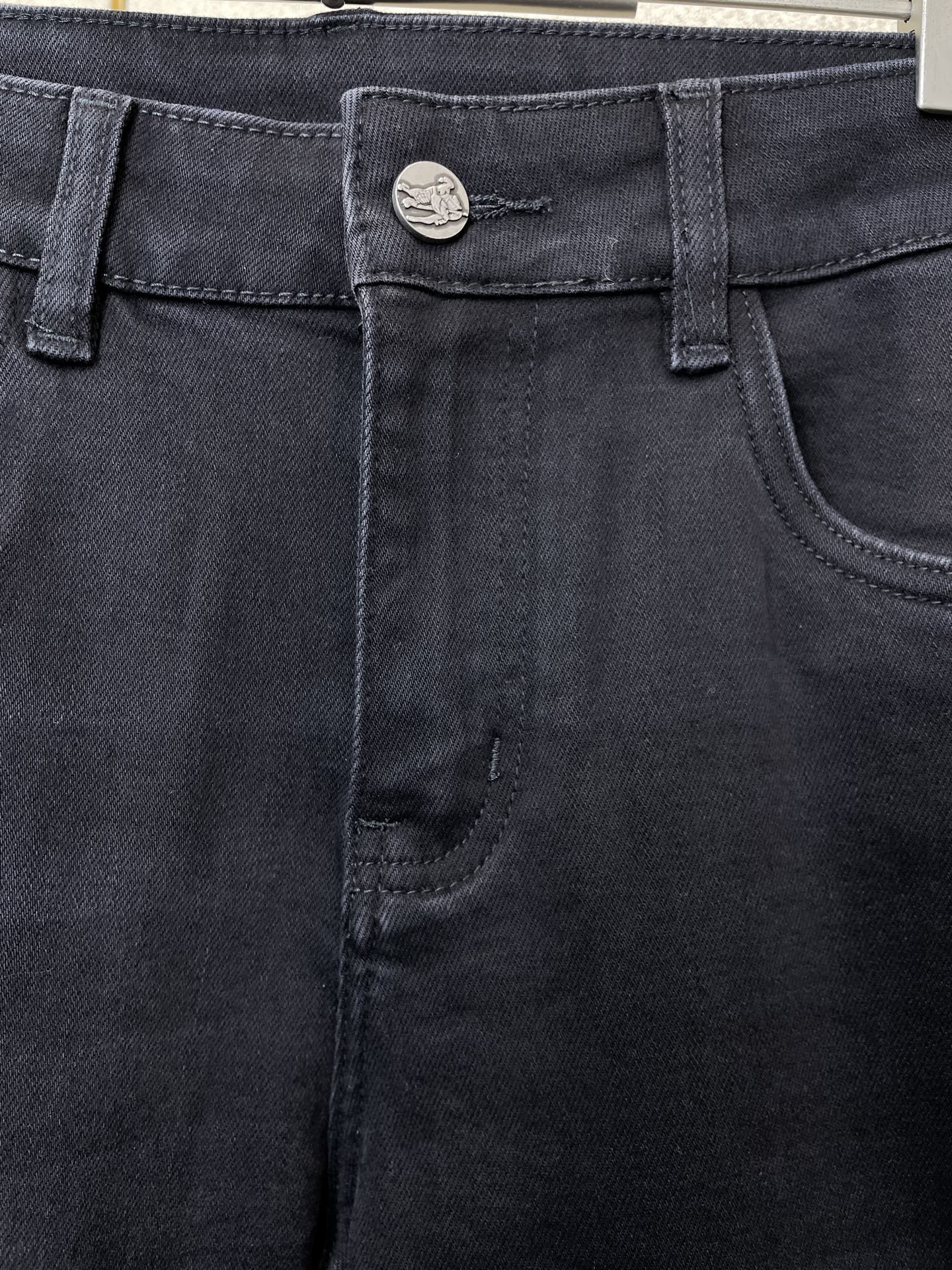 。Burberry巴宝莉💥砸锅卖铁都要上的新款！新款休闲牛仔裤👖 高端版本！专柜定制面料 透气舒适度高，