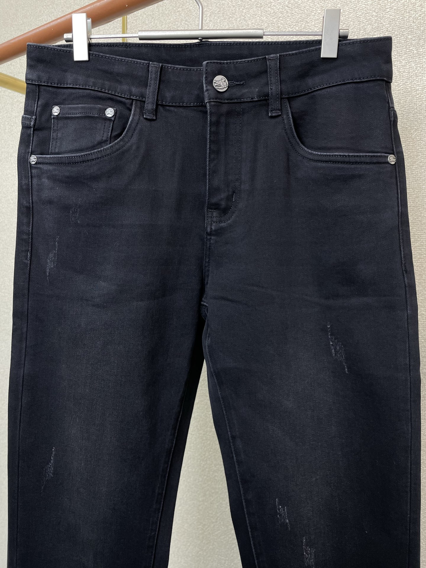 。Burberry巴宝莉💥砸锅卖铁都要上的新款！新款休闲牛仔裤👖 高端版本！专柜定制面料 透气舒适度高，