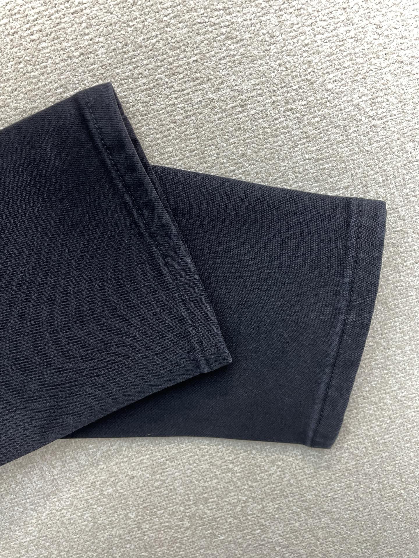 。Burberry巴宝莉💥砸锅卖铁都要上的新款！新款休闲牛仔裤👖 高端版本！专柜定制面料 透气舒适度高，