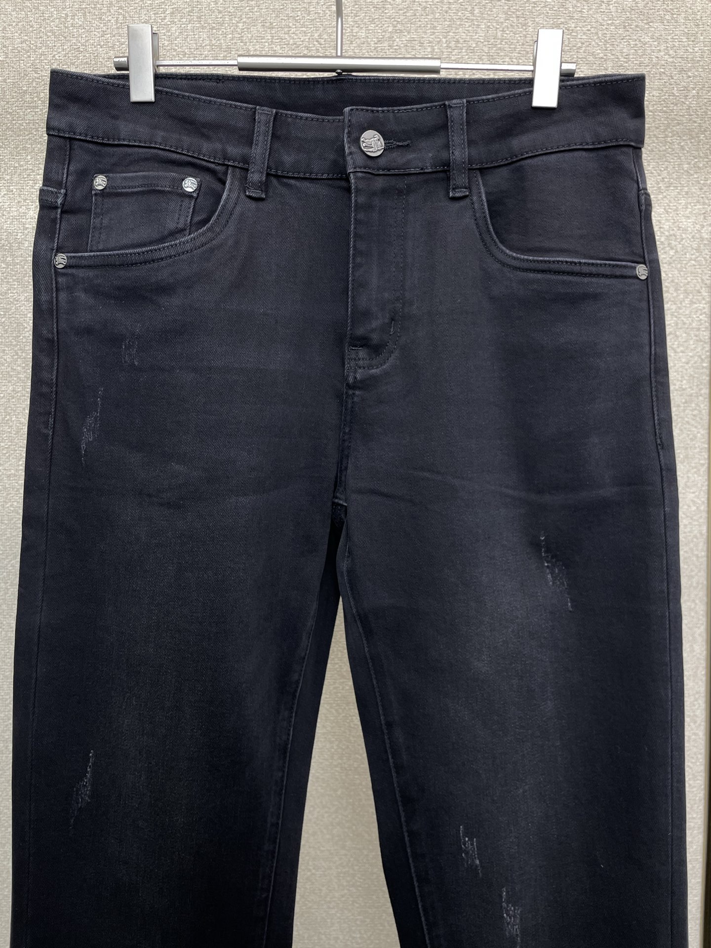 。Burberry巴宝莉💥砸锅卖铁都要上的新款！新款休闲牛仔裤👖 高端版本！专柜定制面料 透气舒适度高，