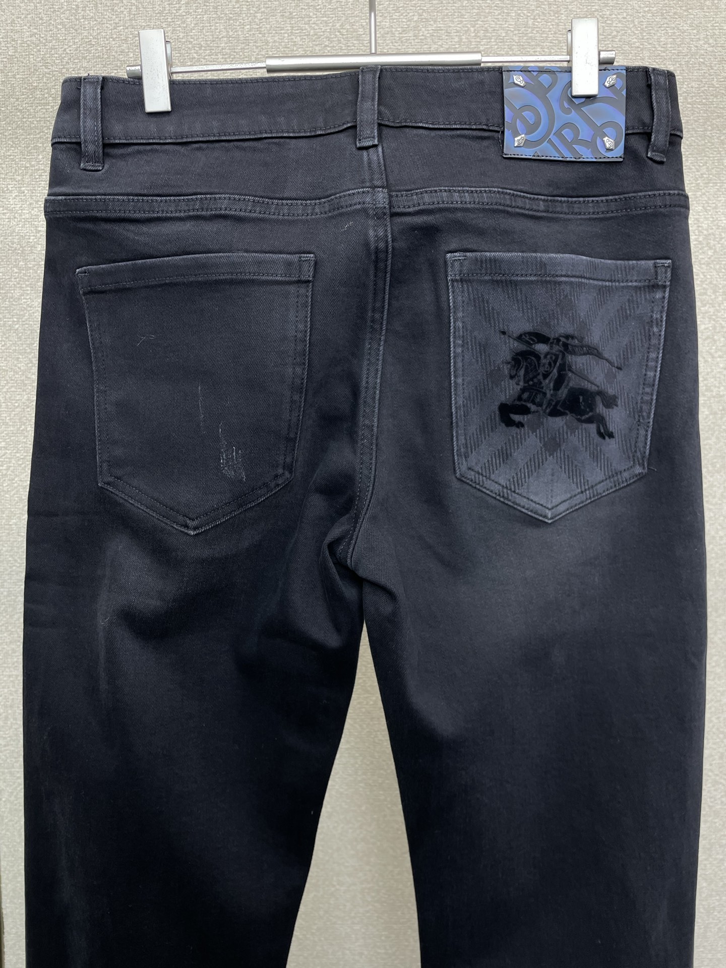 。Burberry巴宝莉💥砸锅卖铁都要上的新款！新款休闲牛仔裤👖 高端版本！专柜定制面料 透气舒适度高，