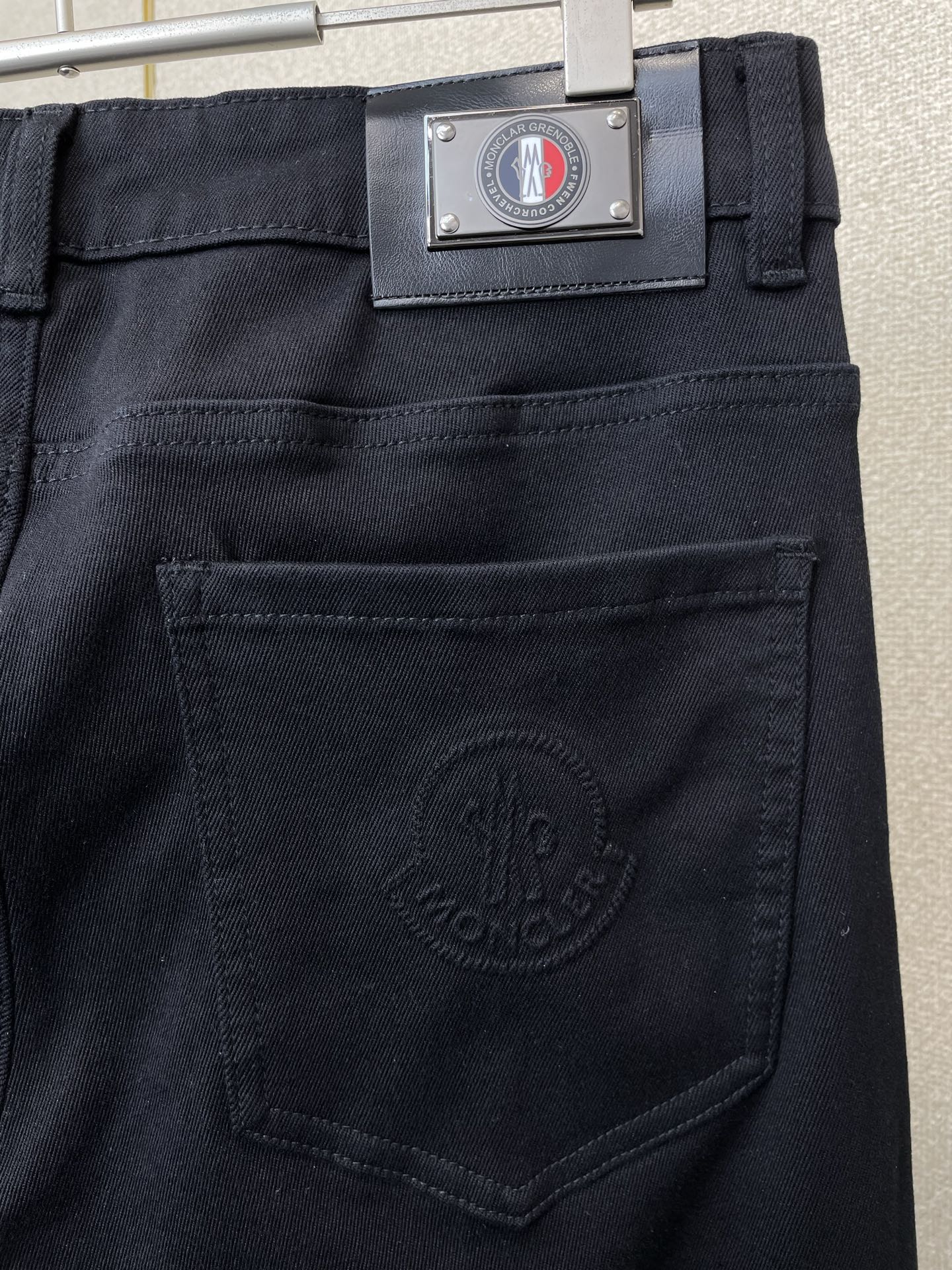 。Moncler蒙口💥砸锅卖铁都要上的新款新款休闲牛仔裤👖 高端版本！专柜定制面料 透气舒适度高，细节无