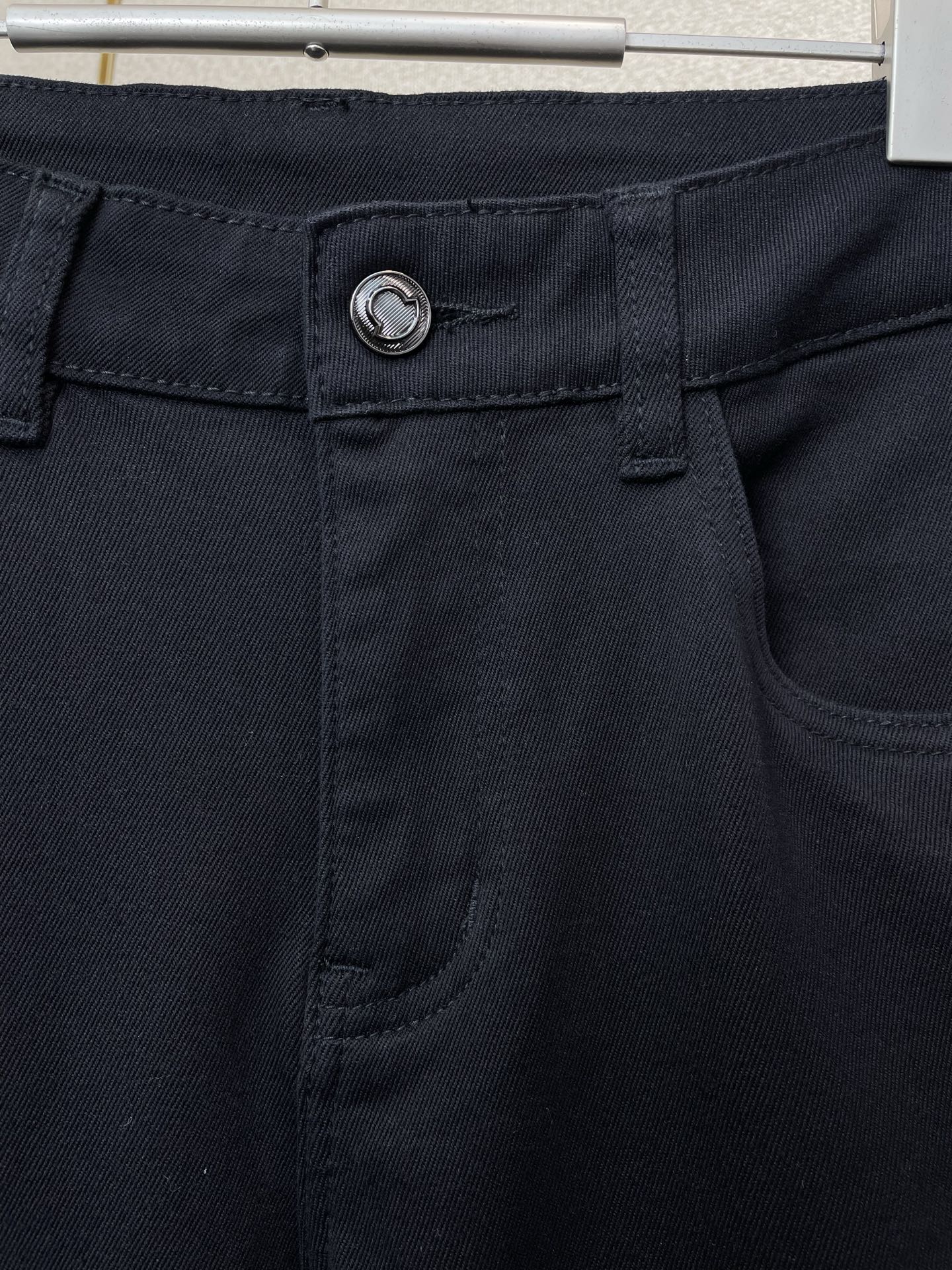 。Moncler蒙口💥砸锅卖铁都要上的新款新款休闲牛仔裤👖 高端版本！专柜定制面料 透气舒适度高，细节无