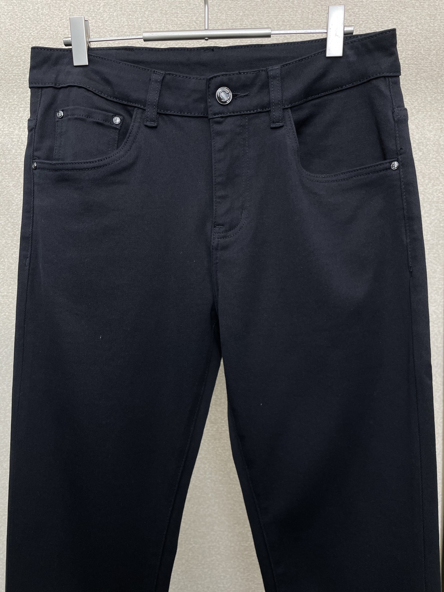 。Moncler蒙口💥砸锅卖铁都要上的新款新款休闲牛仔裤👖 高端版本！专柜定制面料 透气舒适度高，细节无