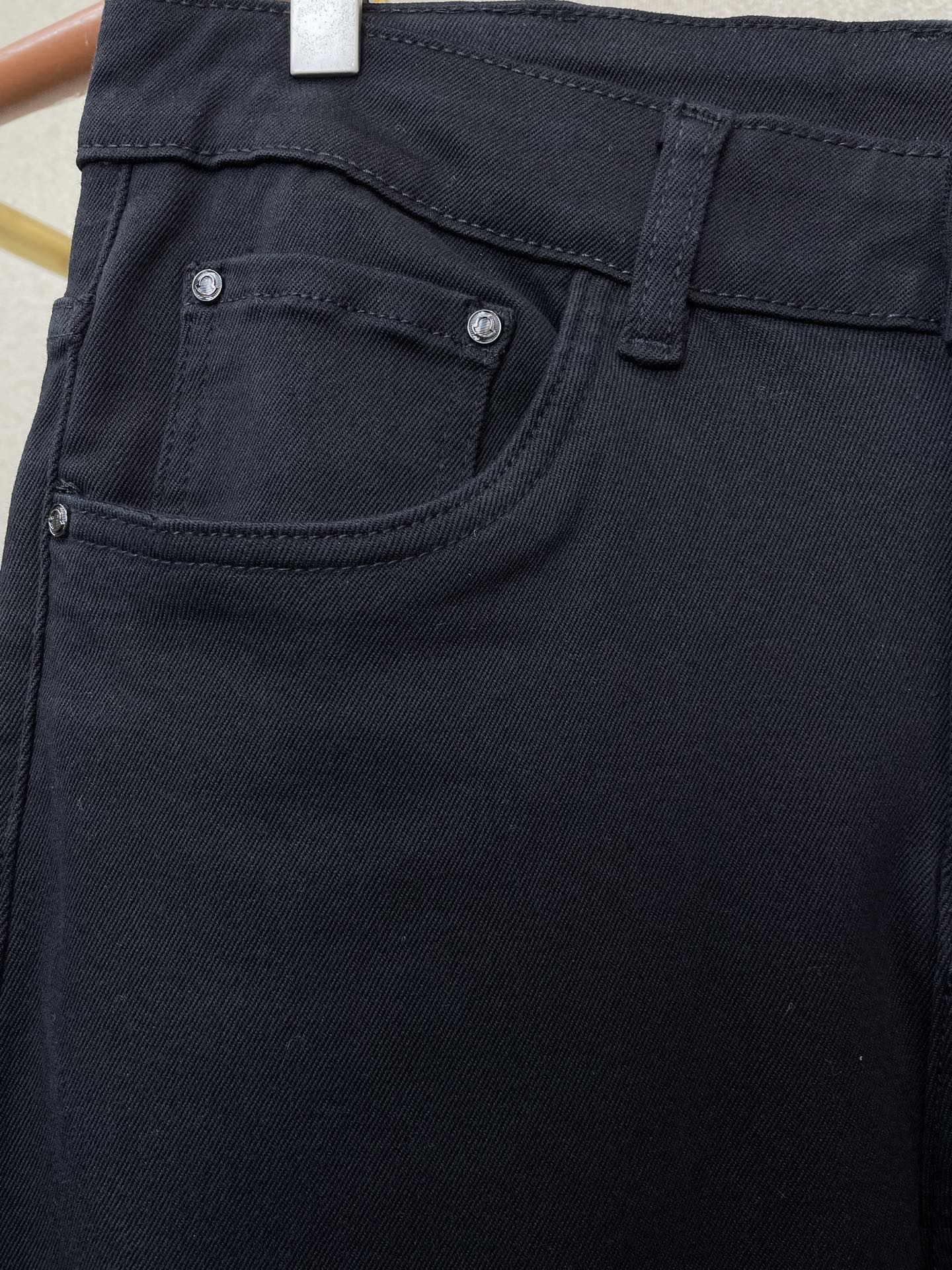 。Moncler蒙口💥砸锅卖铁都要上的新款新款休闲牛仔裤👖 高端版本！专柜定制面料 透气舒适度高，细节无