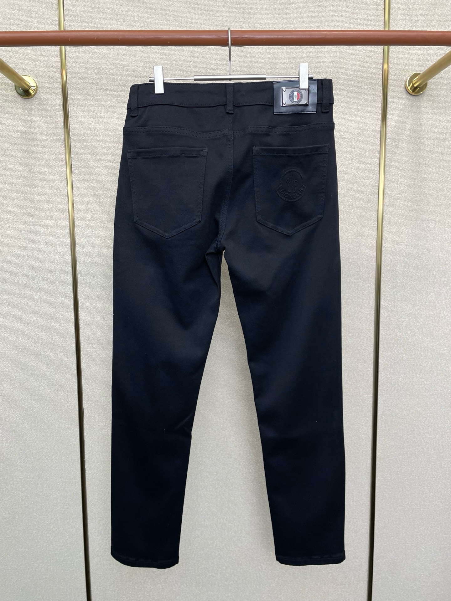 。Moncler蒙口💥砸锅卖铁都要上的新款新款休闲牛仔裤👖 高端版本！专柜定制面料 透气舒适度高，细节无