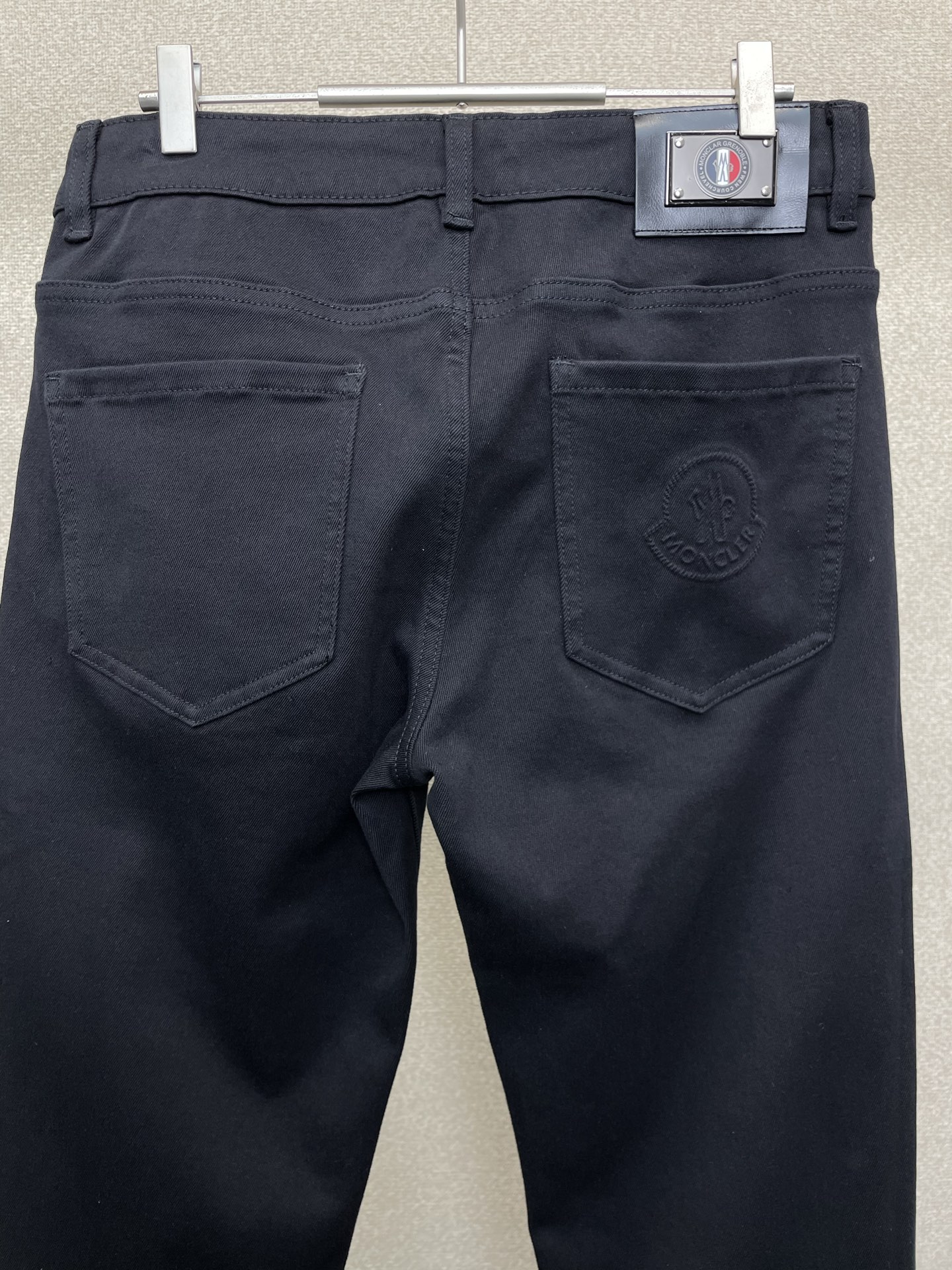 。Moncler蒙口💥砸锅卖铁都要上的新款新款休闲牛仔裤👖 高端版本！专柜定制面料 透气舒适度高，细节无