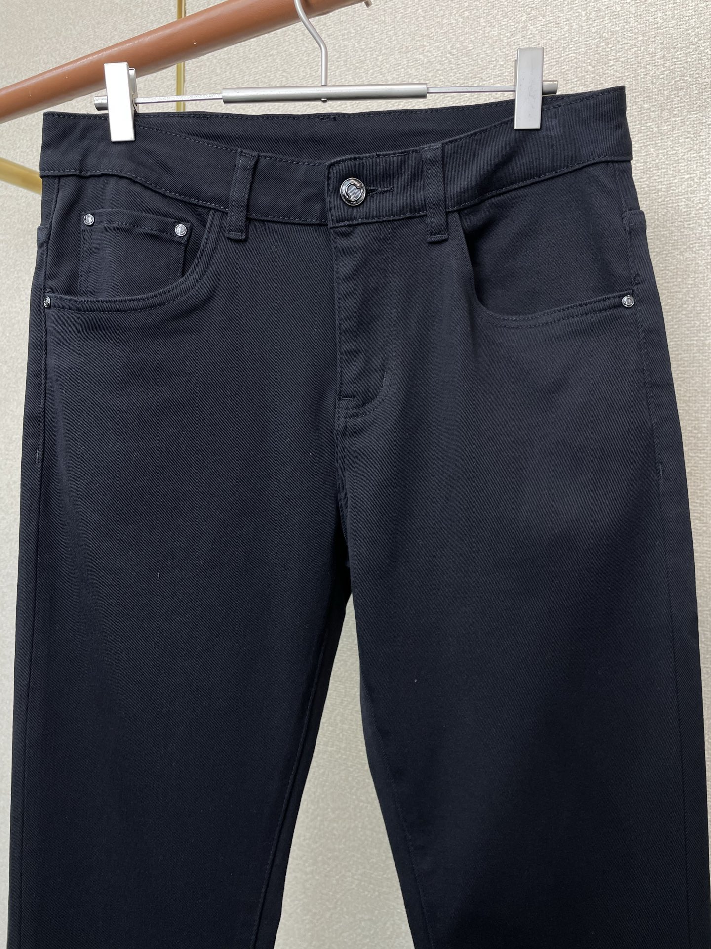 。Moncler蒙口💥砸锅卖铁都要上的新款新款休闲牛仔裤👖 高端版本！专柜定制面料 透气舒适度高，细节无