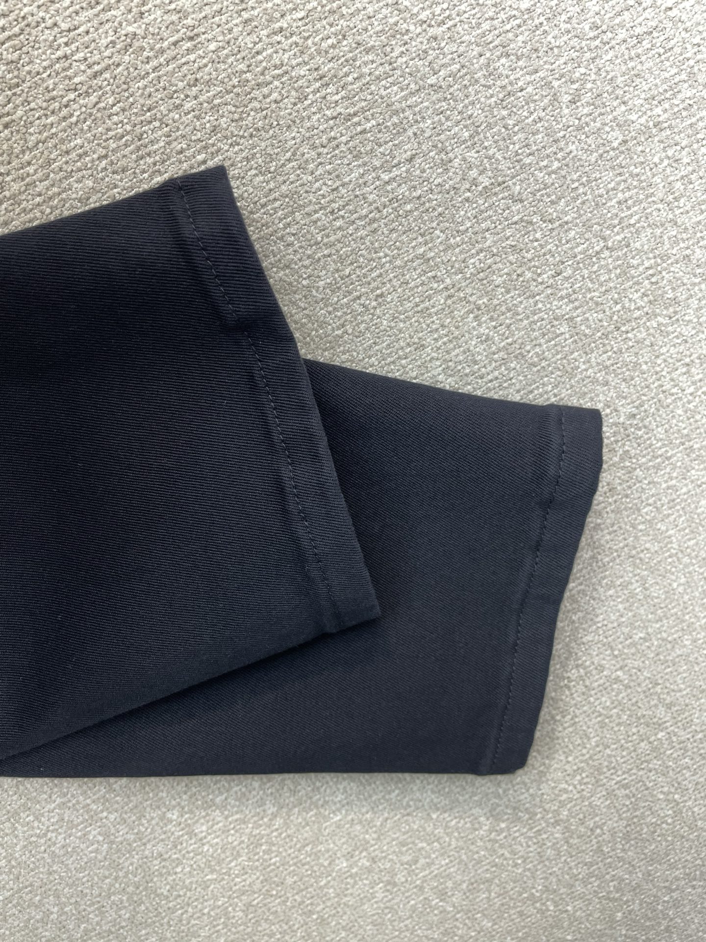 。Moncler蒙口💥砸锅卖铁都要上的新款新款休闲牛仔裤👖 高端版本！专柜定制面料 透气舒适度高，细节无