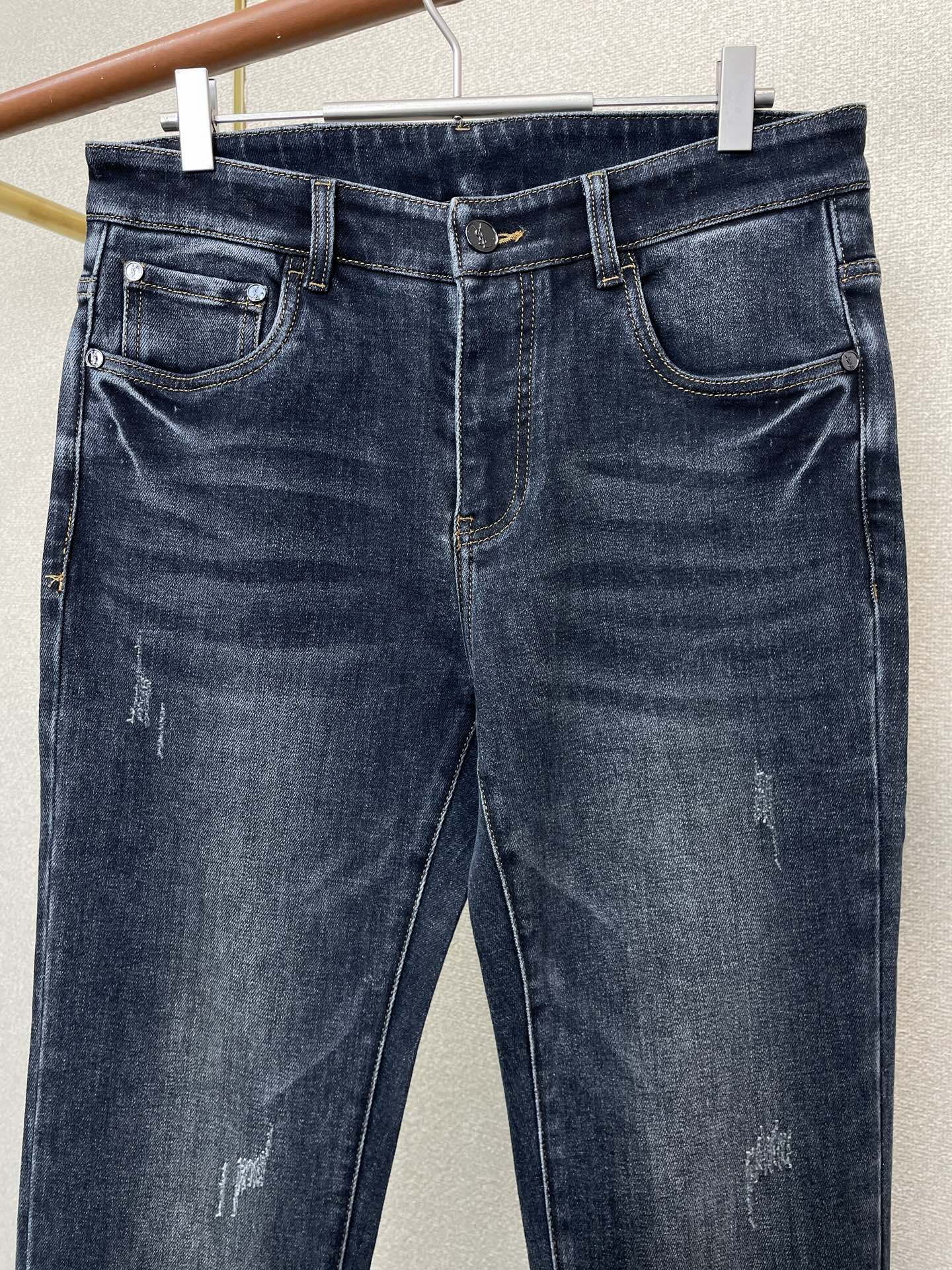 。SAINT LAURENT圣罗兰💥砸锅卖铁都要上的新款！新款休闲牛仔裤👖 高端版本！专柜定制面料 透气