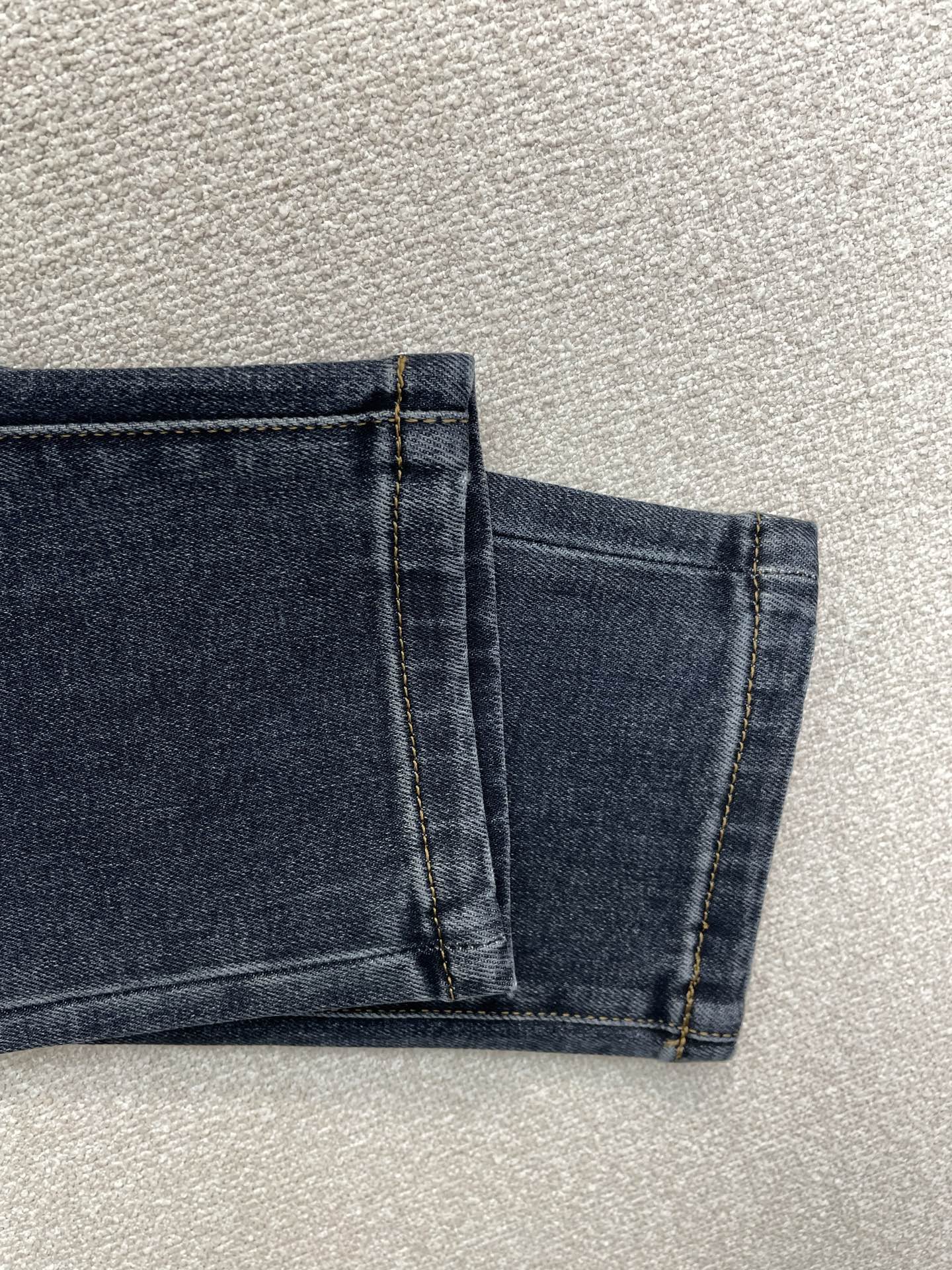 。SAINT LAURENT圣罗兰💥砸锅卖铁都要上的新款！新款休闲牛仔裤👖 高端版本！专柜定制面料 透气