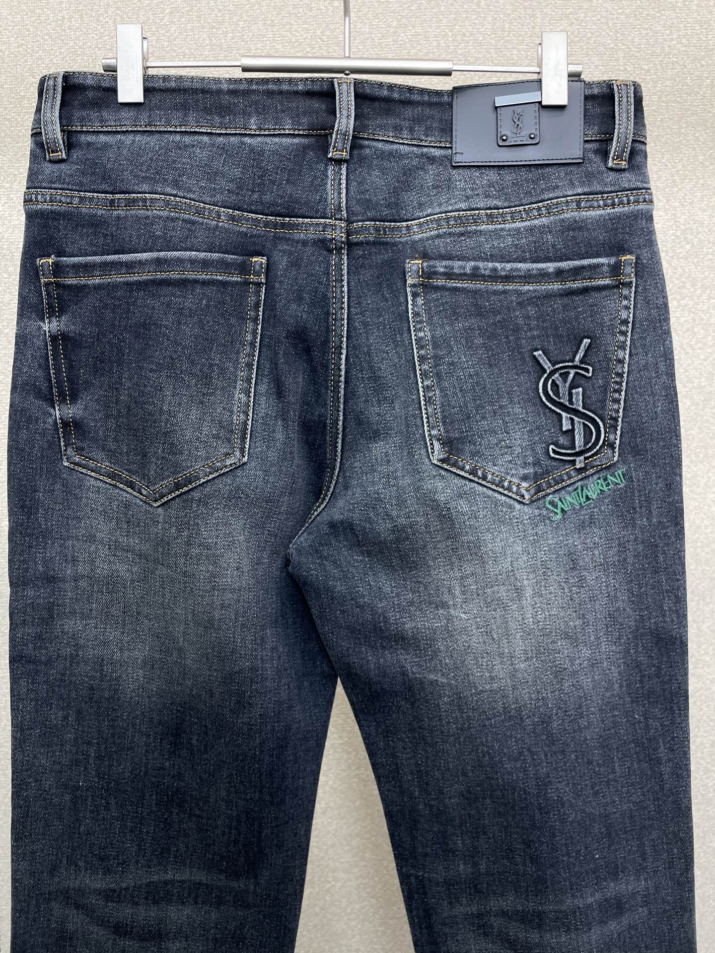 。SAINT LAURENT圣罗兰💥砸锅卖铁都要上的新款！新款休闲牛仔裤👖 高端版本！专柜定制面料 透气