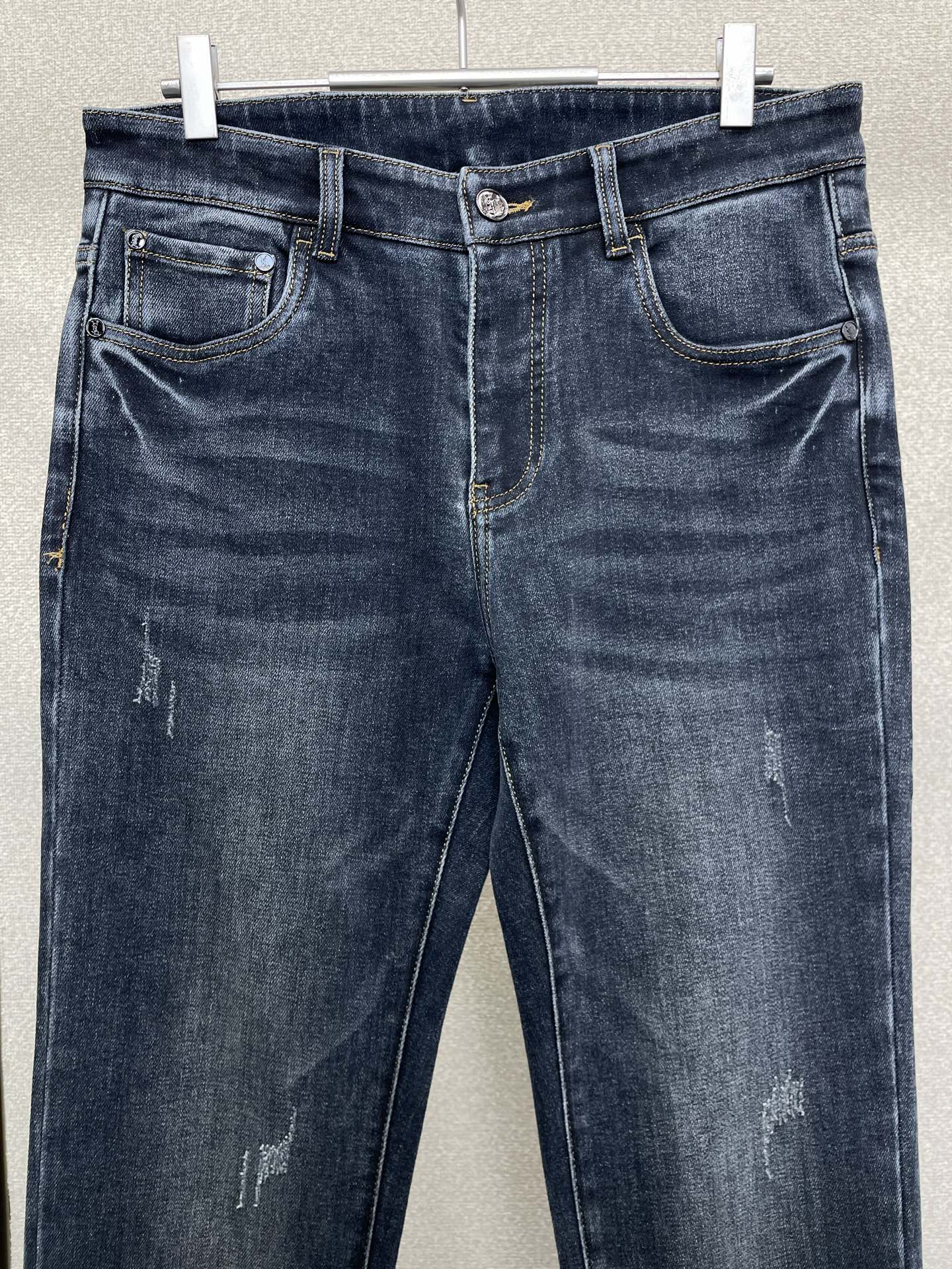 。SAINT LAURENT圣罗兰💥砸锅卖铁都要上的新款！新款休闲牛仔裤👖 高端版本！专柜定制面料 透气