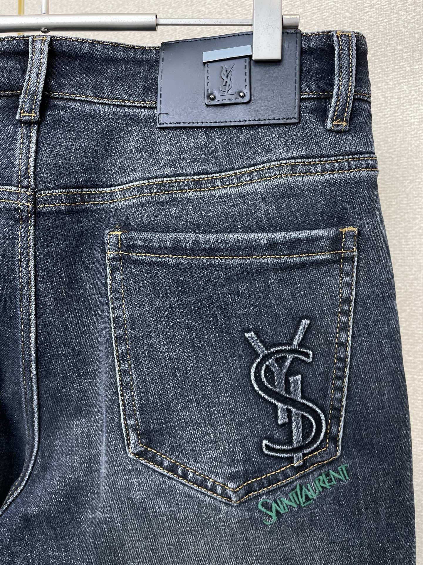 。SAINT LAURENT圣罗兰💥砸锅卖铁都要上的新款！新款休闲牛仔裤👖 高端版本！专柜定制面料 透气