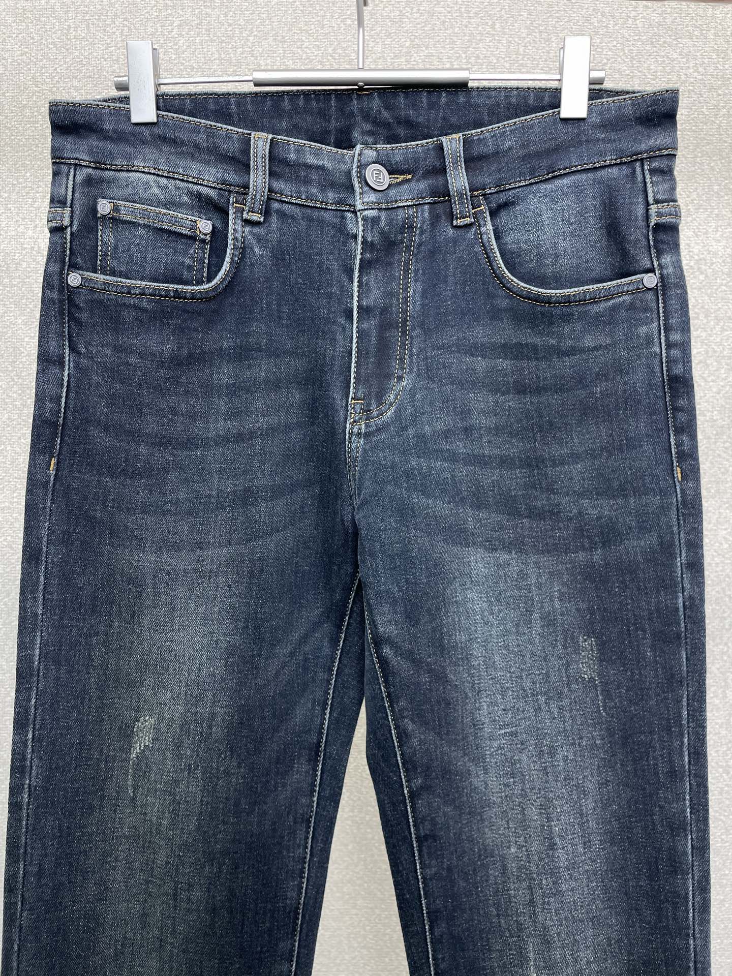 。FENDI芬迪💥砸锅卖铁都要上的新款新款休闲牛仔裤👖 高端版本！专柜定制面料 透气舒适度高，细节无可挑