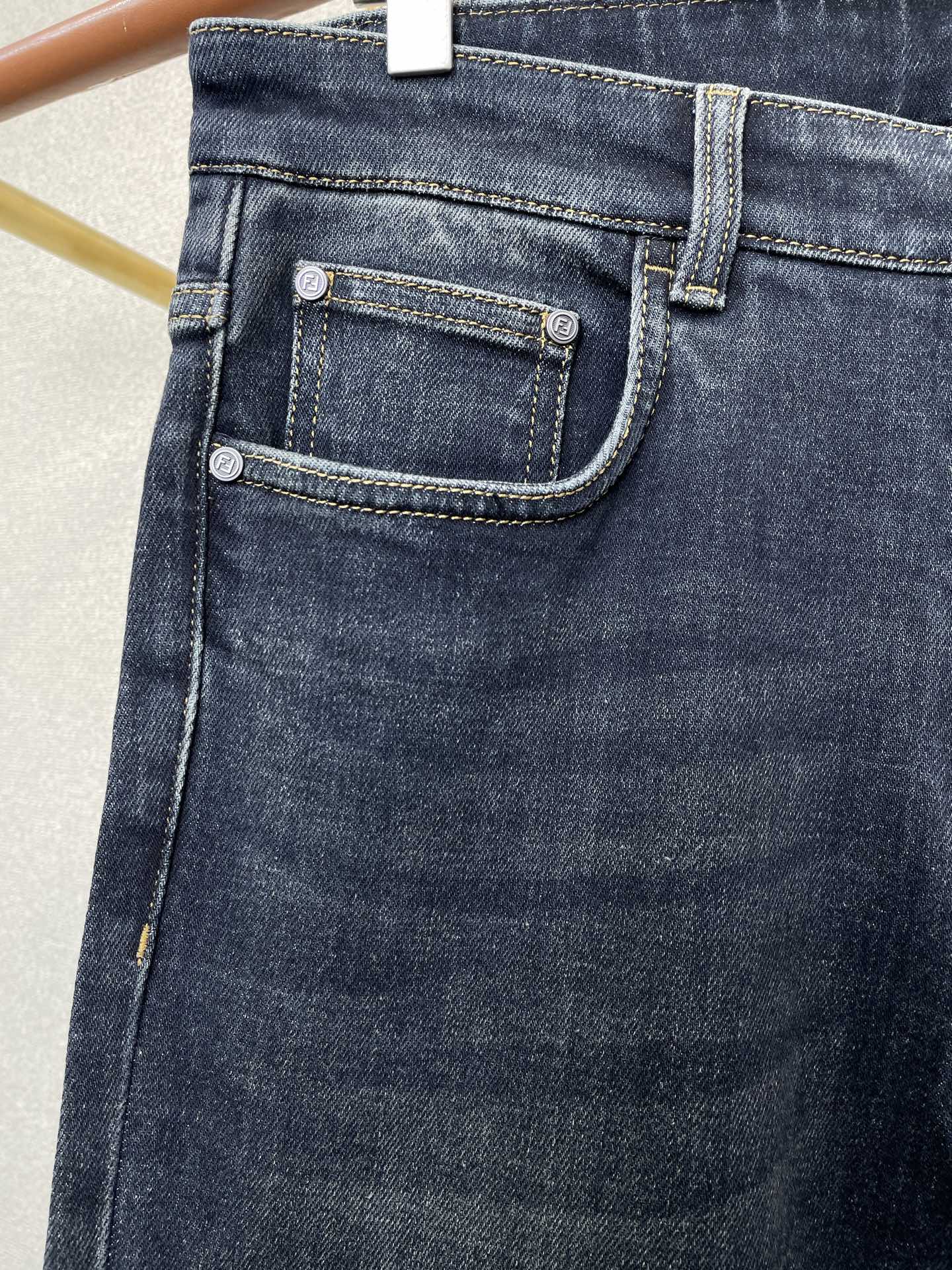 。FENDI芬迪💥砸锅卖铁都要上的新款新款休闲牛仔裤👖 高端版本！专柜定制面料 透气舒适度高，细节无可挑